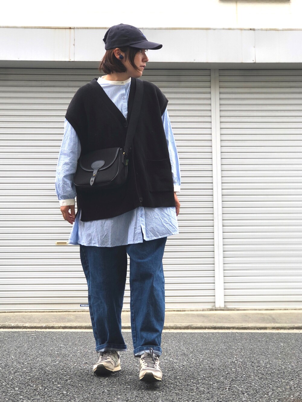 ブルー系のシャツ/ブラウス、ブラック系のベスト、ブラック系のショルダーバッグを着用したレディースの春コーディネートの3枚目の写真