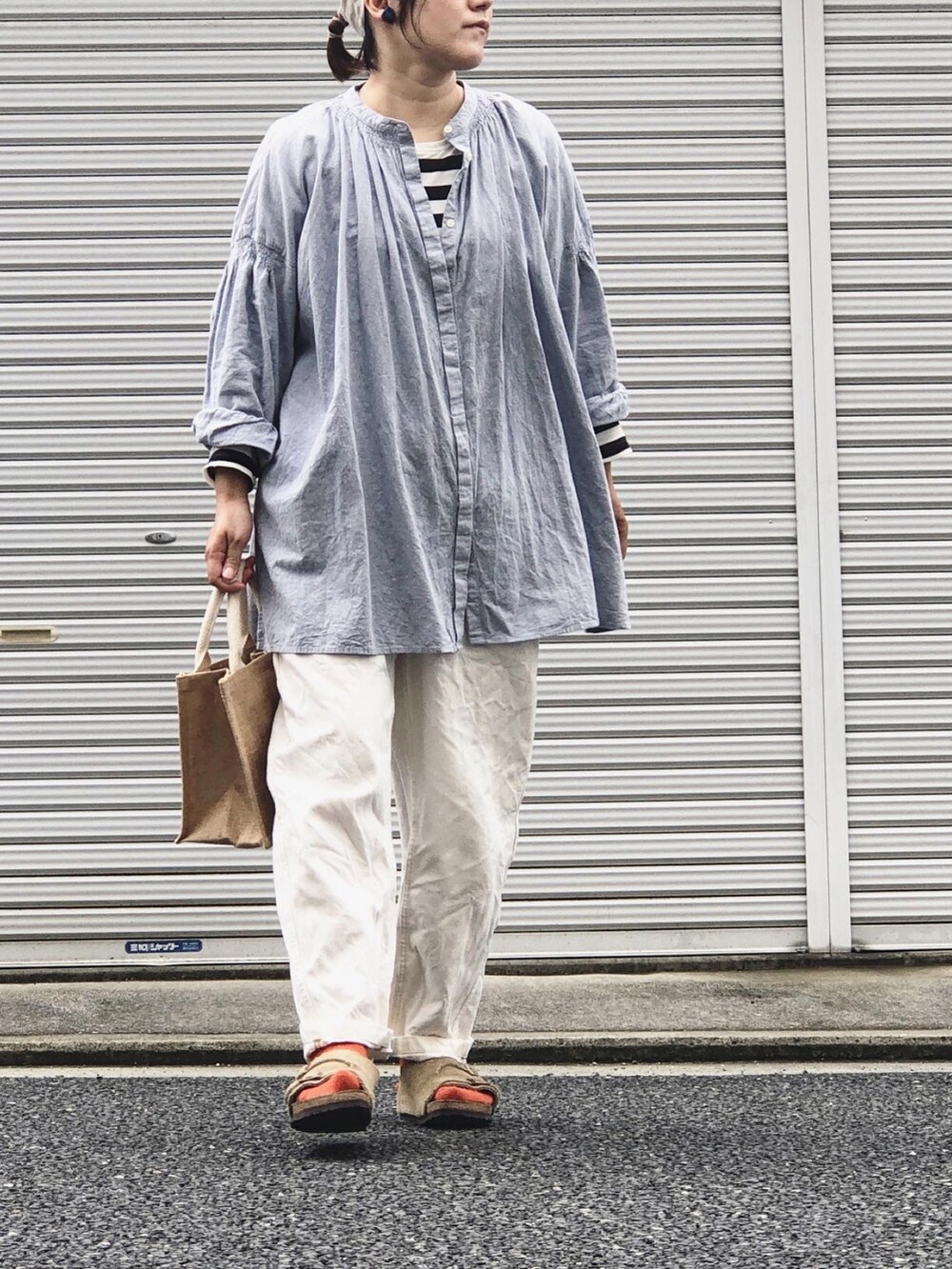 ブルー系のシャツ/ブラウス、ブラック系のTシャツ/カットソー、ホワイト系のデニムパンツを着用したレディースの春コーディネートの3枚目の写真