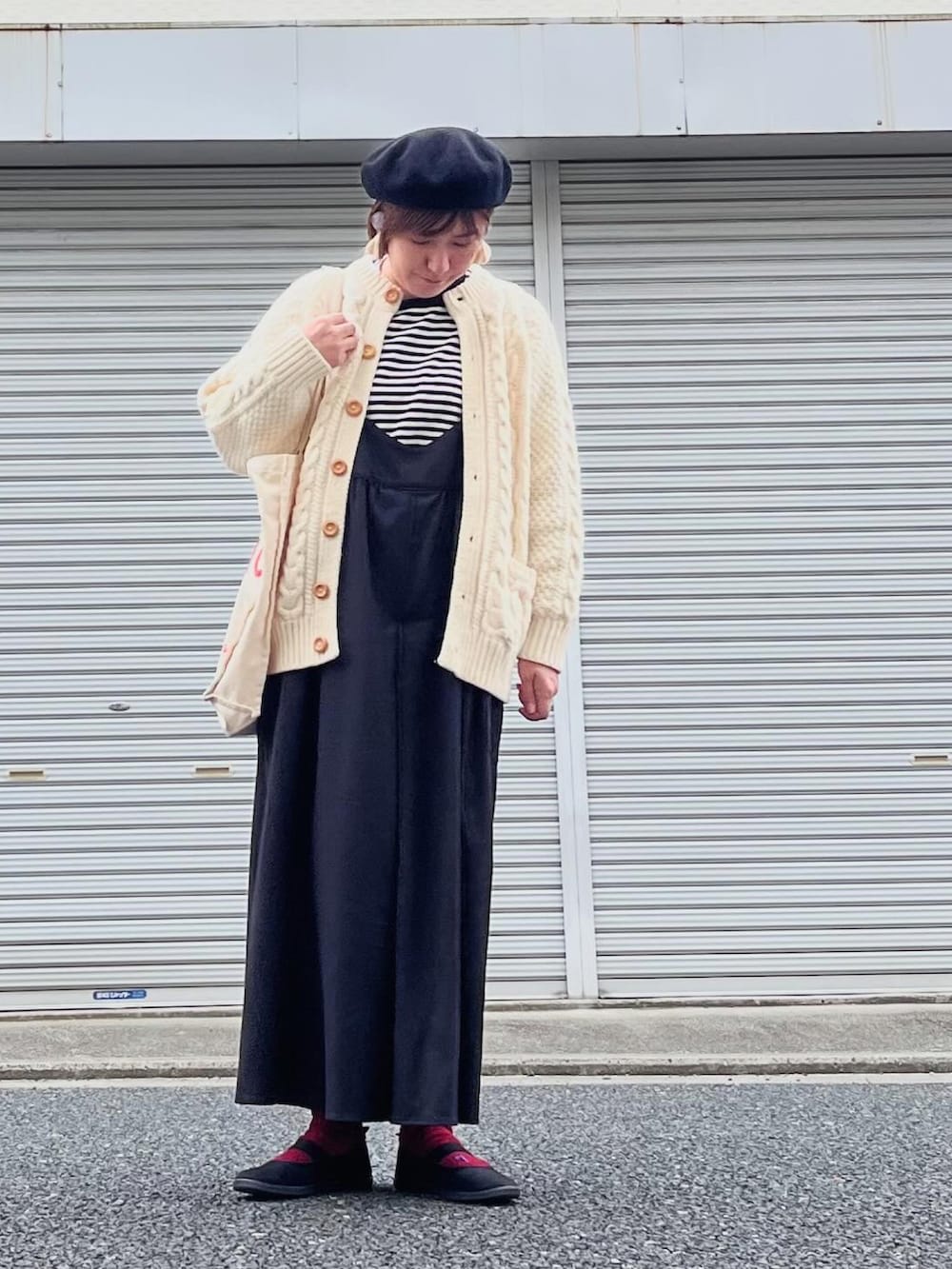 ブラック系のサロペット/オーバーオール、ホワイト系のカーディガン/ボレロ、ブラック系のTシャツ/カットソーを着用したレディースの春コーディネートの2枚目の写真