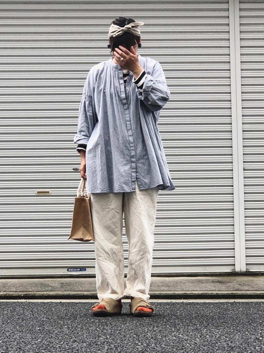 ブルー系のシャツ/ブラウス、ブラック系のTシャツ/カットソー、ホワイト系のデニムパンツを着用したレディースの春コーディネートの2枚目の写真
