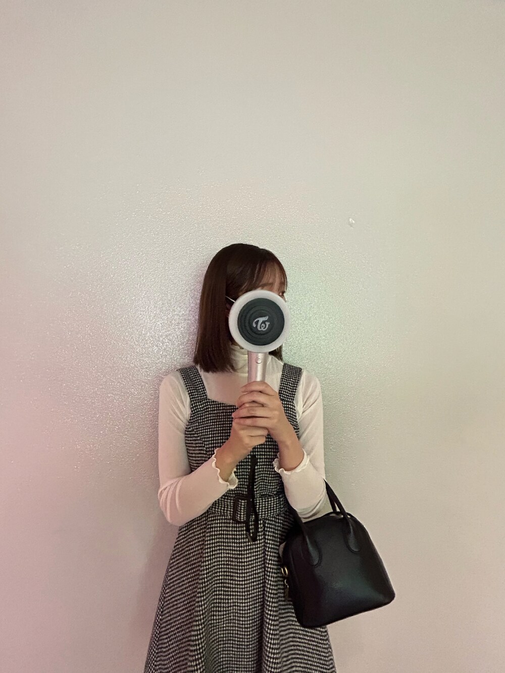 その他のワンピース、ホワイト系のその他トップス、ブラック系のブーツを着用したレディースの秋コーディネートの2枚目の写真