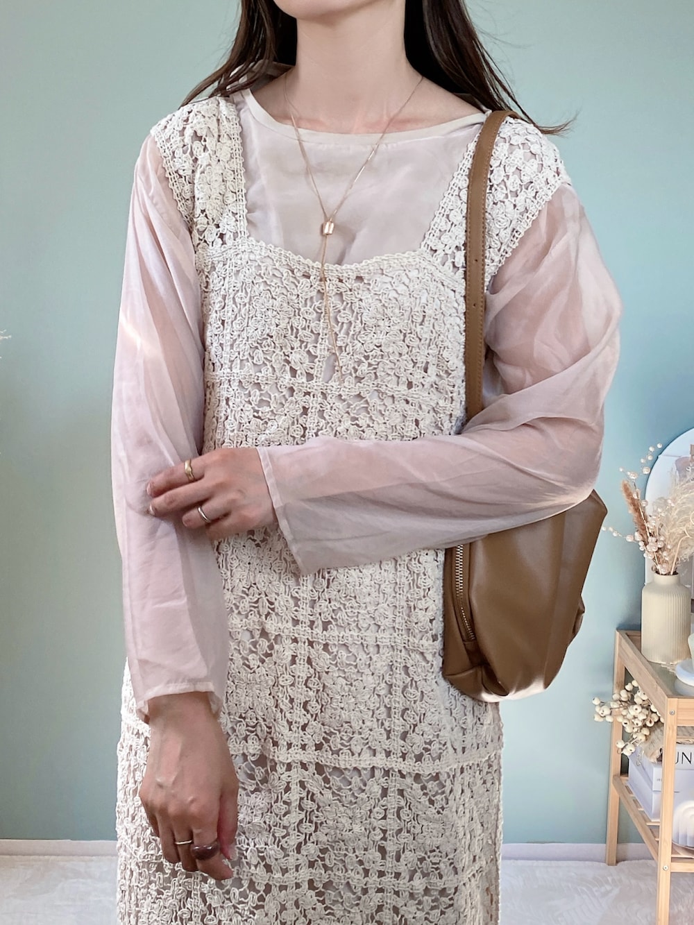 ベージュ系のTシャツ/カットソー、ホワイト系のワンピース、ベージュ系のパンプスを着用したレディースの冬コーディネートの2枚目の写真