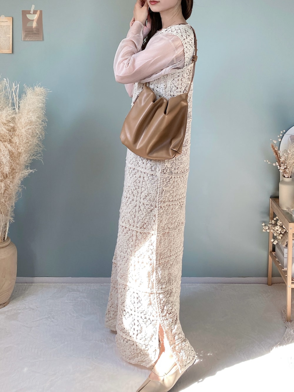 ベージュ系のTシャツ/カットソー、ホワイト系のワンピース、ベージュ系のパンプスを着用したレディースの冬コーディネートの3枚目の写真