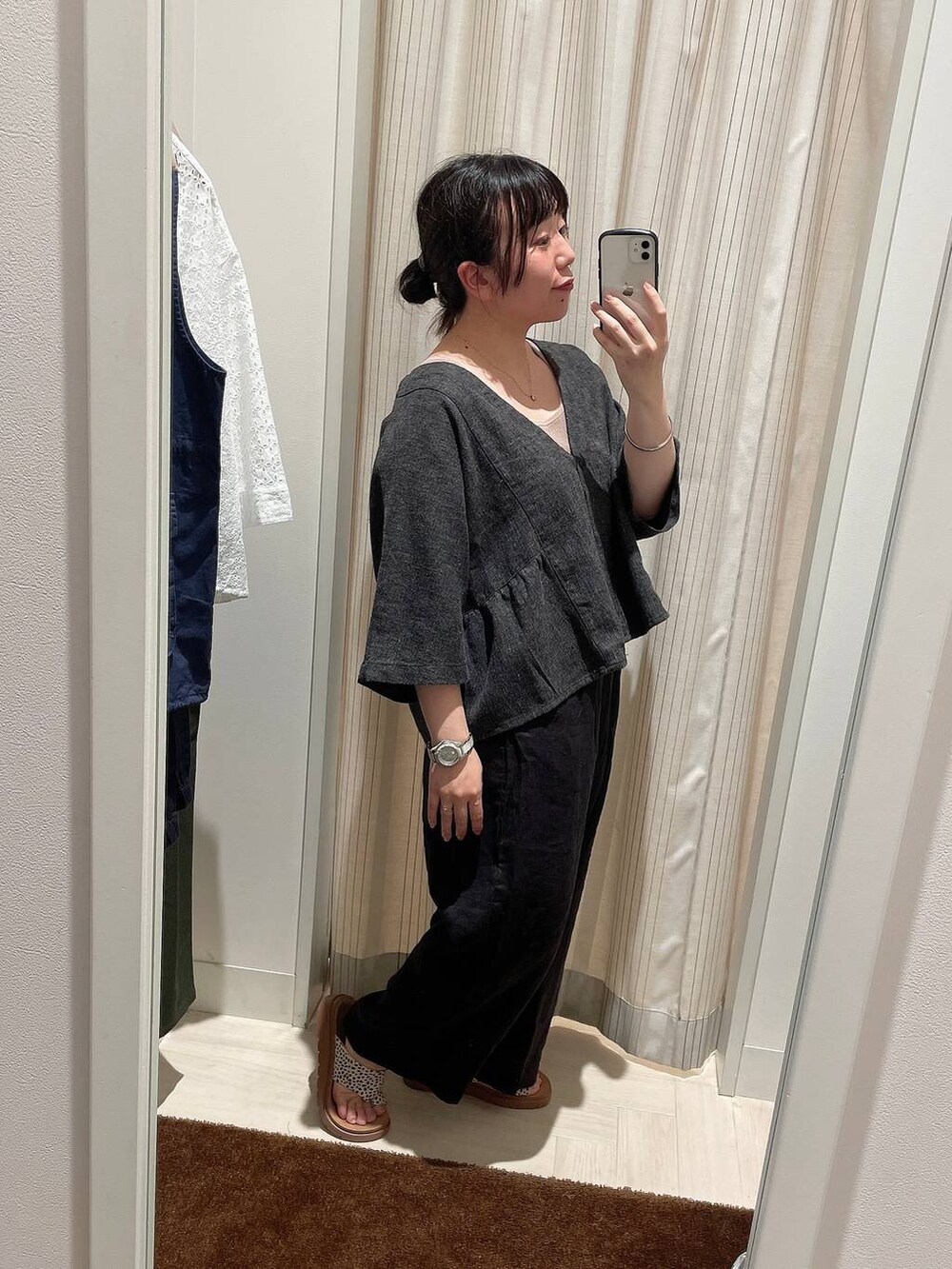 その他のサンダル、ブラウン系のその他パンツ、ブラック系のテーラードジャケットを着用したレディースの秋コーディネートの3枚目の写真