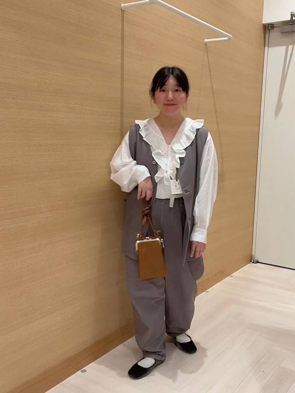 ホワイト系のシャツ/ブラウス、ブラウン系のデニムパンツ、ブラウン系のベストを着用したレディースの冬コーディネートの10枚目の写真