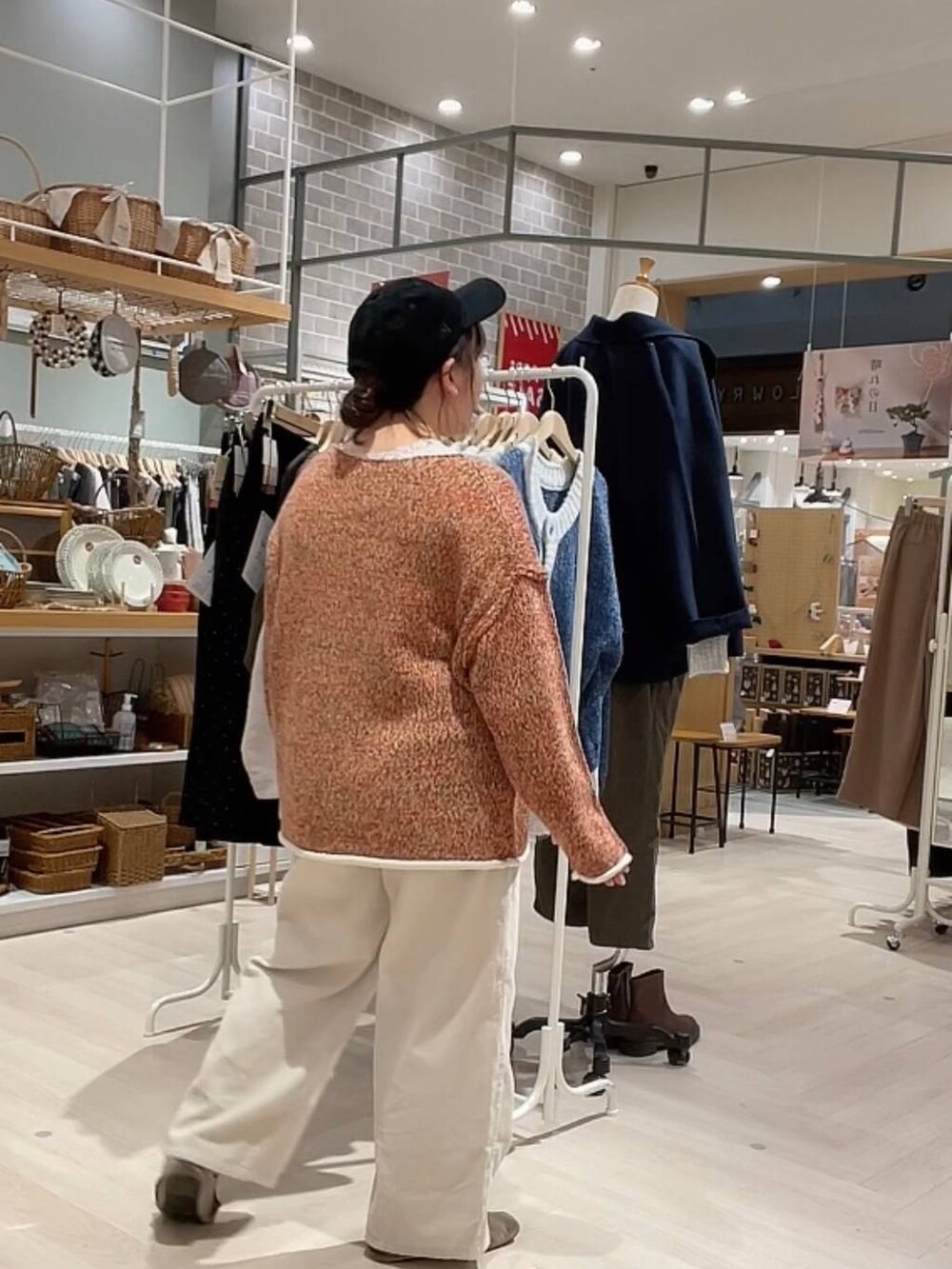 ブルー系のその他アウター、ホワイト系のその他パンツ、グレー系のショルダーバッグを着用したレディースの冬コーディネートの10枚目の写真