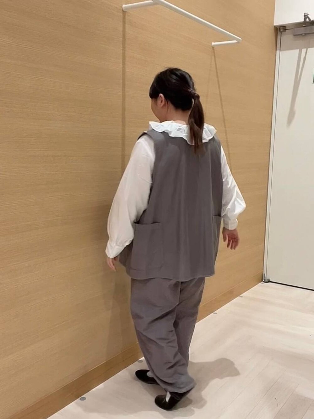 ホワイト系のシャツ/ブラウス、ブラウン系のデニムパンツ、ブラウン系のベストを着用したレディースの冬コーディネートの6枚目の写真