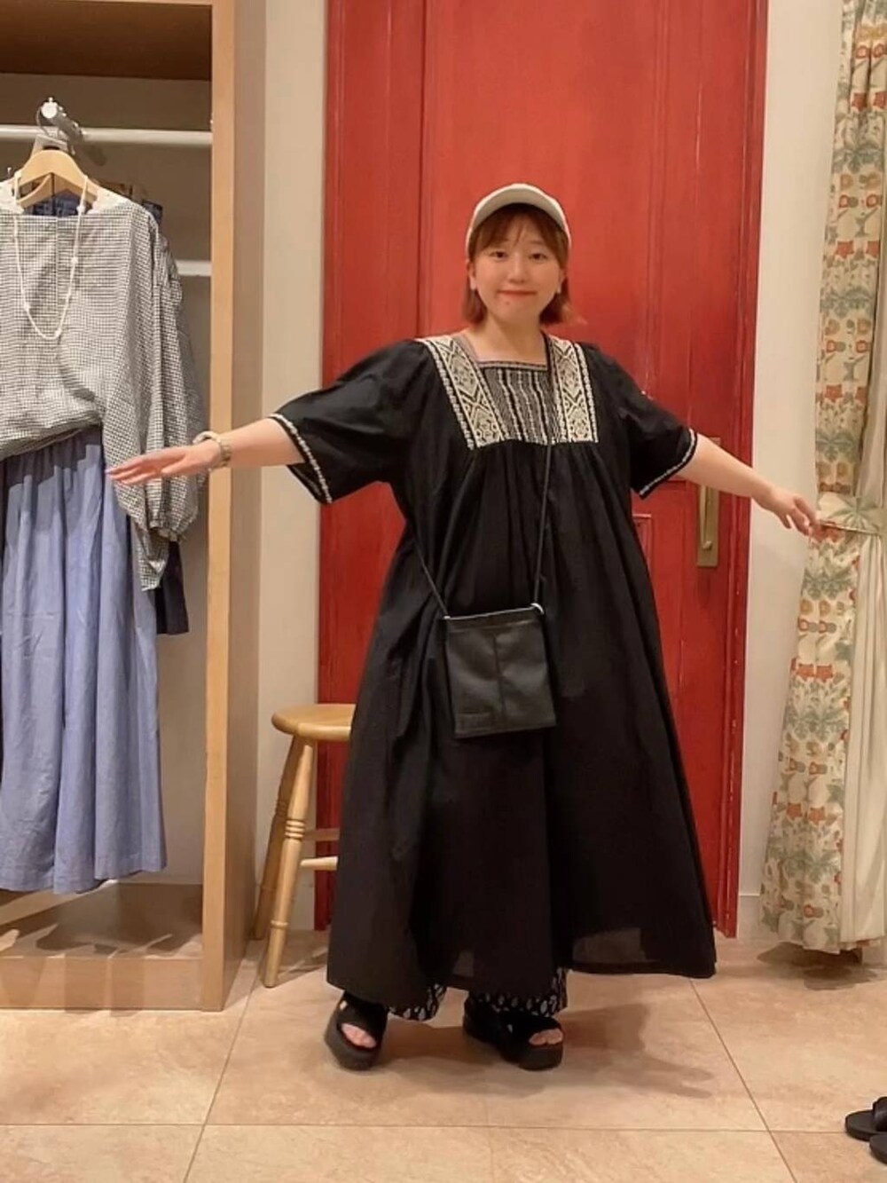「低身長、カジュアル、ベーシック/シンプル、ワンピース、studio CLIP」｜「studio CLIPの刺繍切り替えワンピース（ワンピース、ブラック系）」を使った、み と ず と きさん（レディース・152cm）の夏コーディネートの2枚目の写真