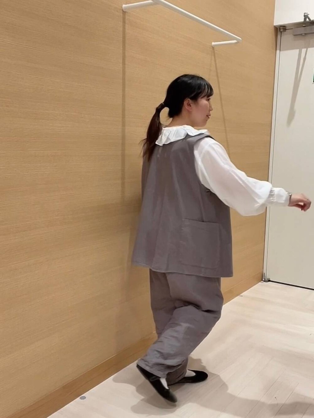 ホワイト系のシャツ/ブラウス、ブラウン系のデニムパンツ、ブラウン系のベストを着用したレディースの冬コーディネートの5枚目の写真