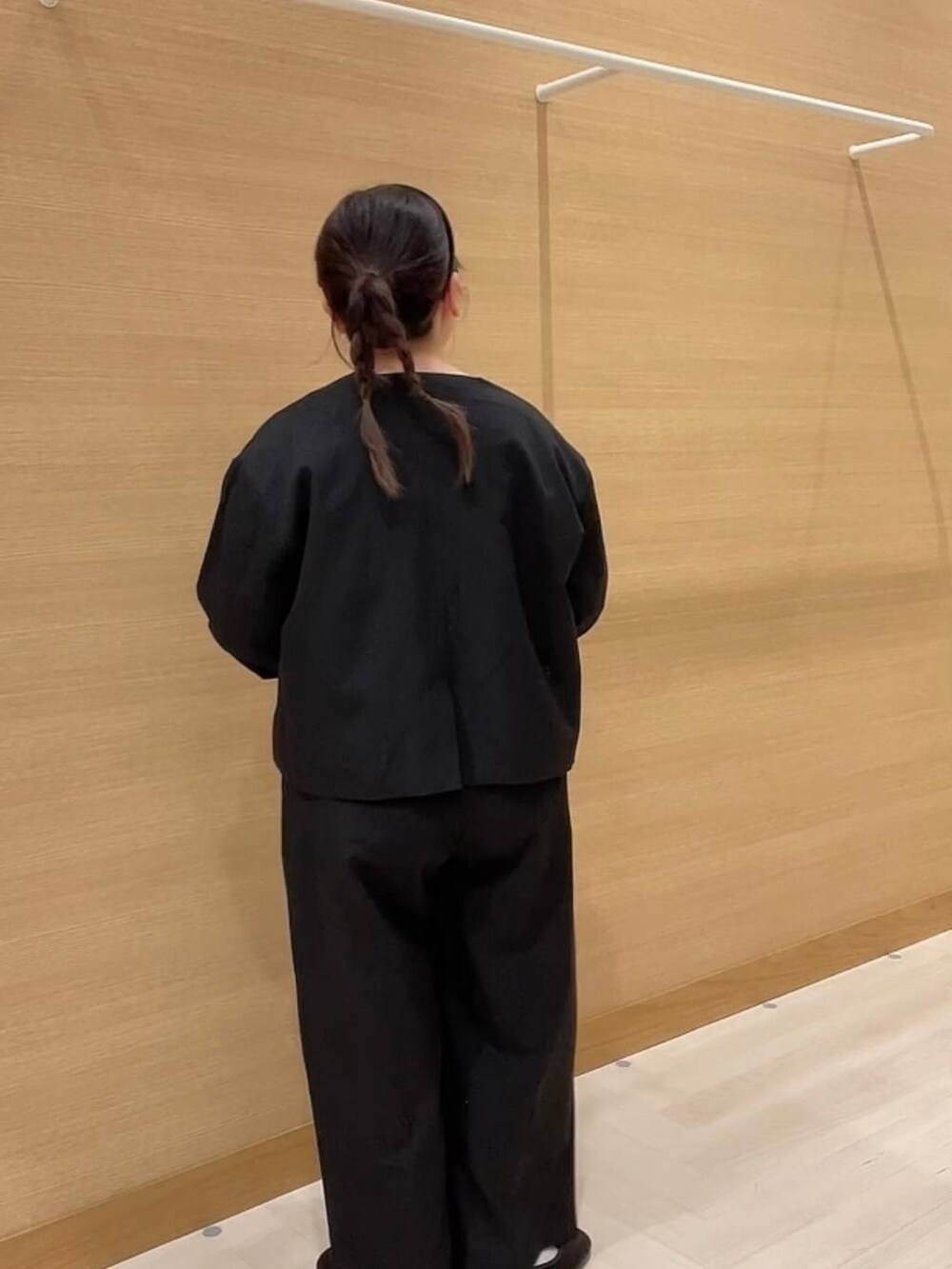 グリーン系のパンプス、ホワイト系のショルダーバッグ、ブラック系のノーカラージャケットを着用したレディースの冬コーディネートの9枚目の写真