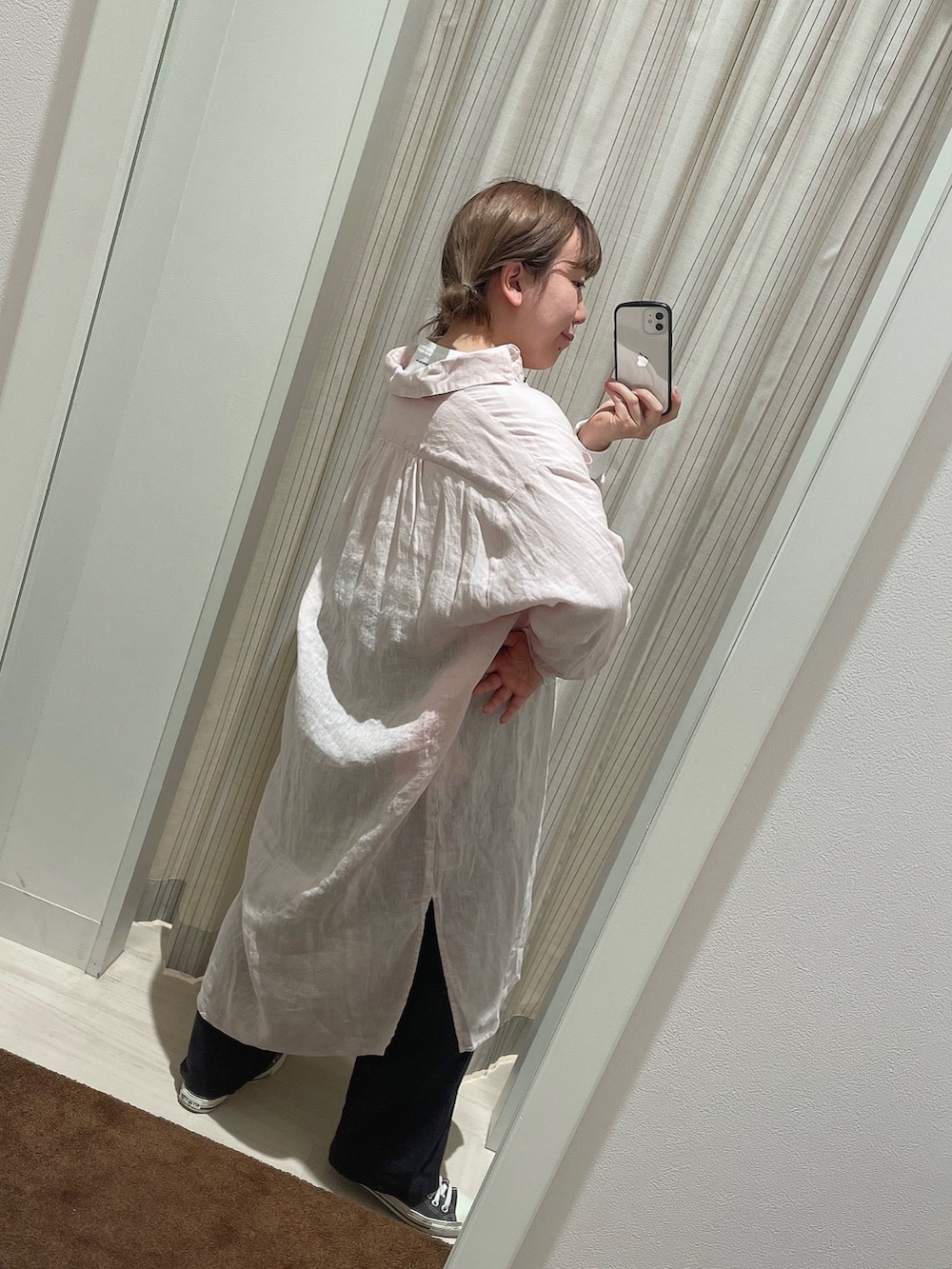 「ピンク、春服みてみて、春コーデ、ロングワンピース、シャツスタイル、春服、パンツスタイル、春夏コーデ、ラフ、ワンピースコーデ、シャツワンピ、スニーカー、低身長、トートバッグ、コンバース」｜「studio CLIPのリネン100カラーシャツワンピース[プチ・プラスサイズあり]（ワンピース、ピンク系）」を使った、み と ず と きさん（レディース・152cm）の春コーディネートの4枚目の写真