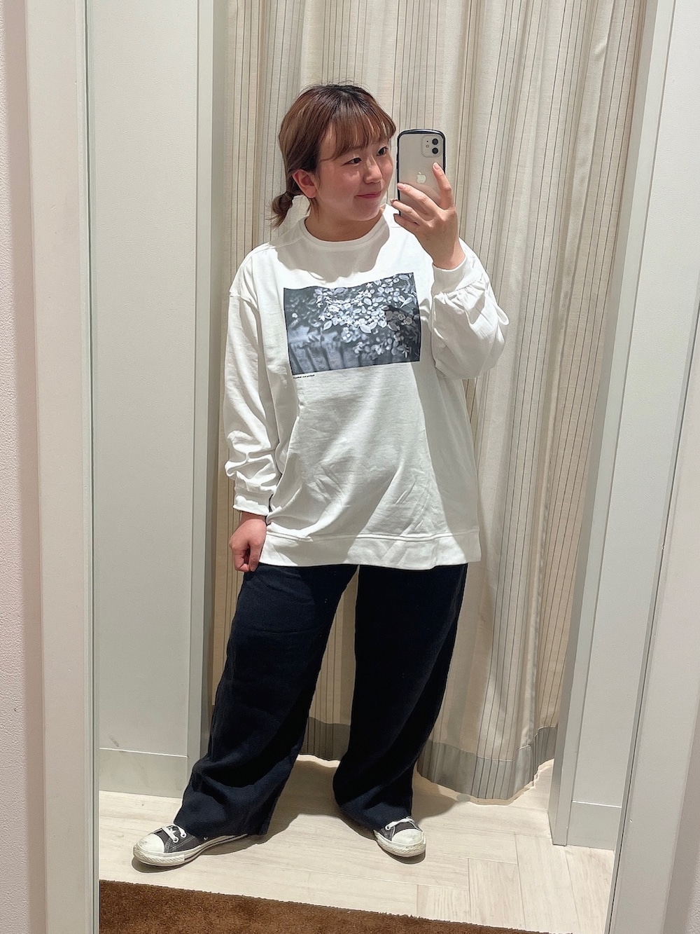「ピンク、春服みてみて、春コーデ、ロングワンピース、シャツスタイル、春服、パンツスタイル、春夏コーデ、ラフ、ワンピースコーデ、シャツワンピ、スニーカー、低身長、トートバッグ、コンバース」｜「studio CLIPのリネン100カラーシャツワンピース[プチ・プラスサイズあり]（ワンピース、ピンク系）」を使った、み と ず と きさん（レディース・152cm）の春コーディネートの5枚目の写真