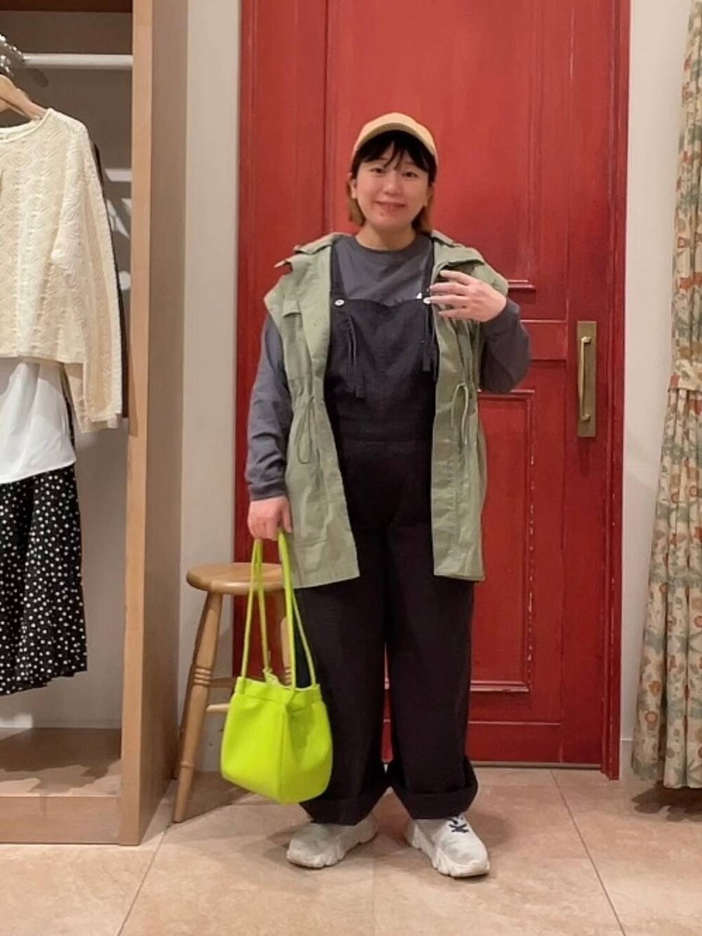 「低身長、カジュアル、ベーシック/シンプル、サロペット、春コーデ、studio CLIP、春色、春アウター、春服みてみて」｜「studio CLIPの【ONKUL掲載商品】デニムオーバーオール[プチ・プラスサイズあり]《CLIP denim》（サロペット/オーバーオール、ブラック系）」を使った、み と ず と きさん（レディース・152cm）の冬コーディネートの7枚目の写真