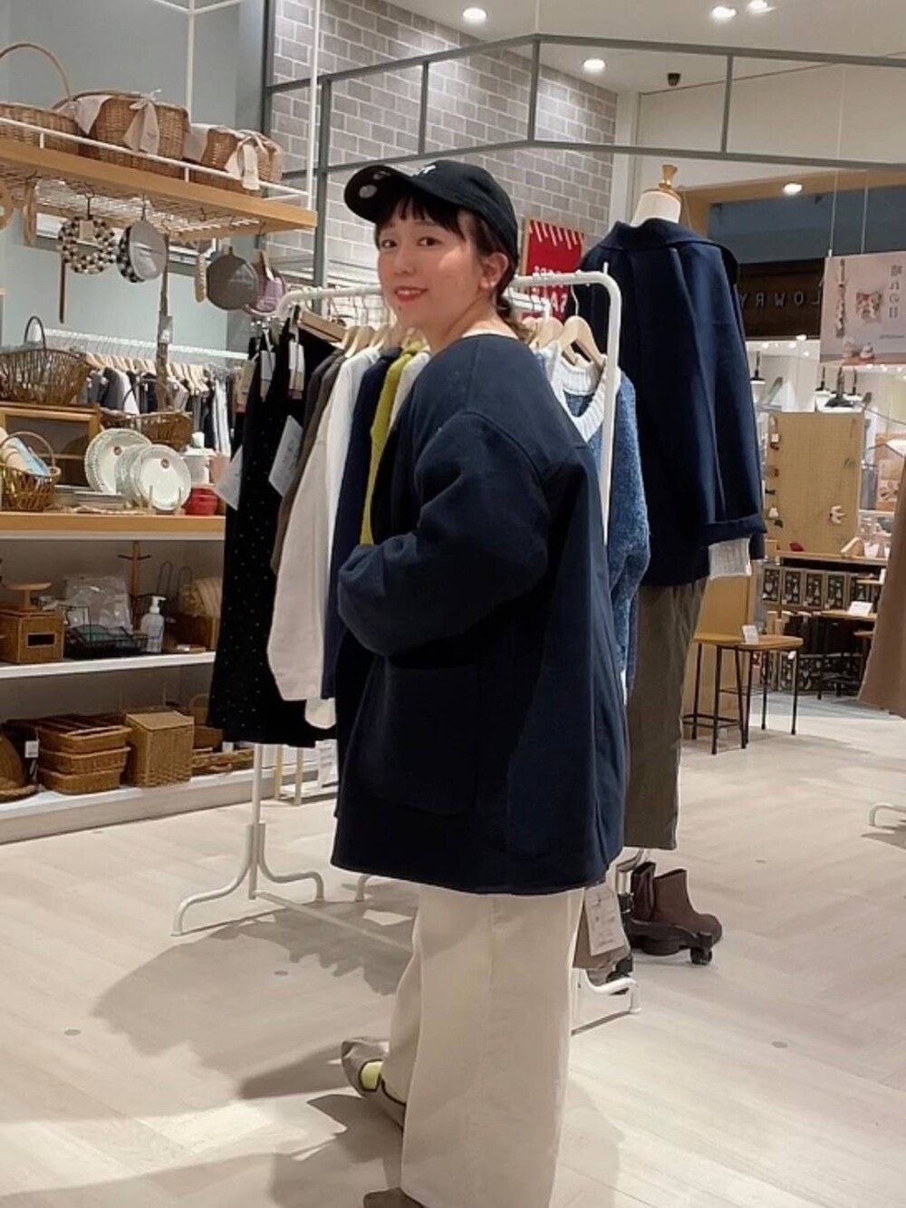 ブルー系のその他アウター、ホワイト系のその他パンツ、グレー系のショルダーバッグを着用したレディースの冬コーディネートの3枚目の写真