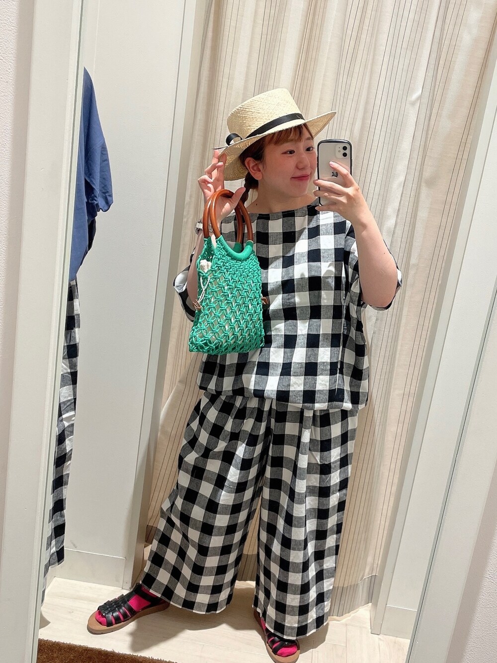 その他のシャツ/ブラウス、その他のその他パンツ、グリーン系のトートバッグを着用したレディースの春コーディネートの4枚目の写真