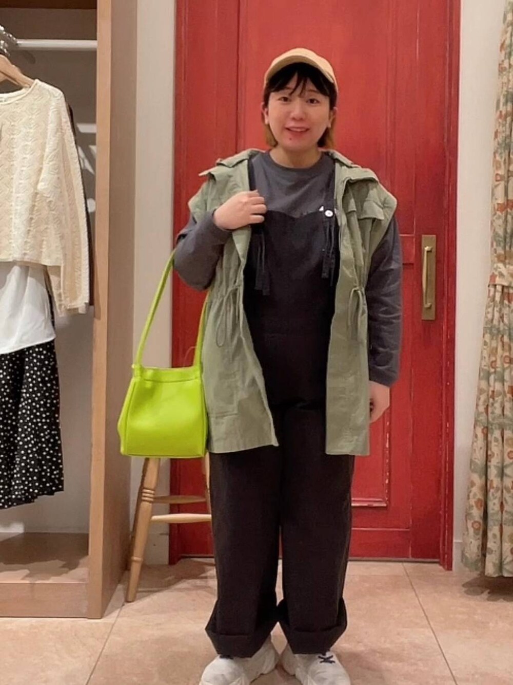 「低身長、カジュアル、ベーシック/シンプル、サロペット、春コーデ、studio CLIP、春色、春アウター、春服みてみて」｜「studio CLIPの【ONKUL掲載商品】デニムオーバーオール[プチ・プラスサイズあり]《CLIP denim》（サロペット/オーバーオール、ブラック系）」を使った、み と ず と きさん（レディース・152cm）の冬コーディネートの9枚目の写真