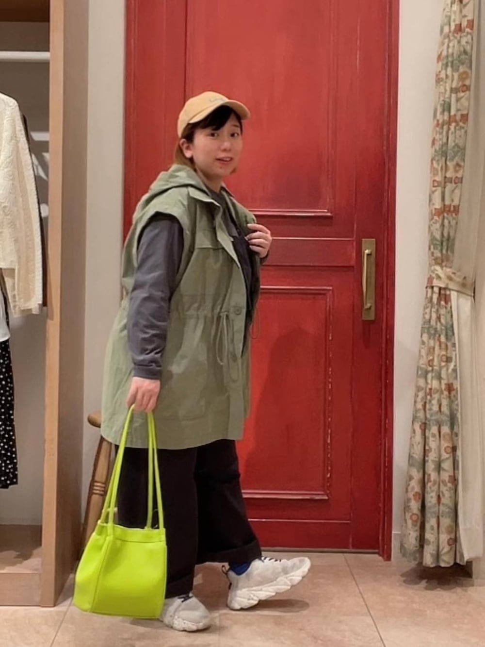 「低身長、カジュアル、ベーシック/シンプル、サロペット、春コーデ、studio CLIP、春色、春アウター、春服みてみて」｜「studio CLIPの【ONKUL掲載商品】デニムオーバーオール[プチ・プラスサイズあり]《CLIP denim》（サロペット/オーバーオール、ブラック系）」を使った、み と ず と きさん（レディース・152cm）の冬コーディネートの2枚目の写真