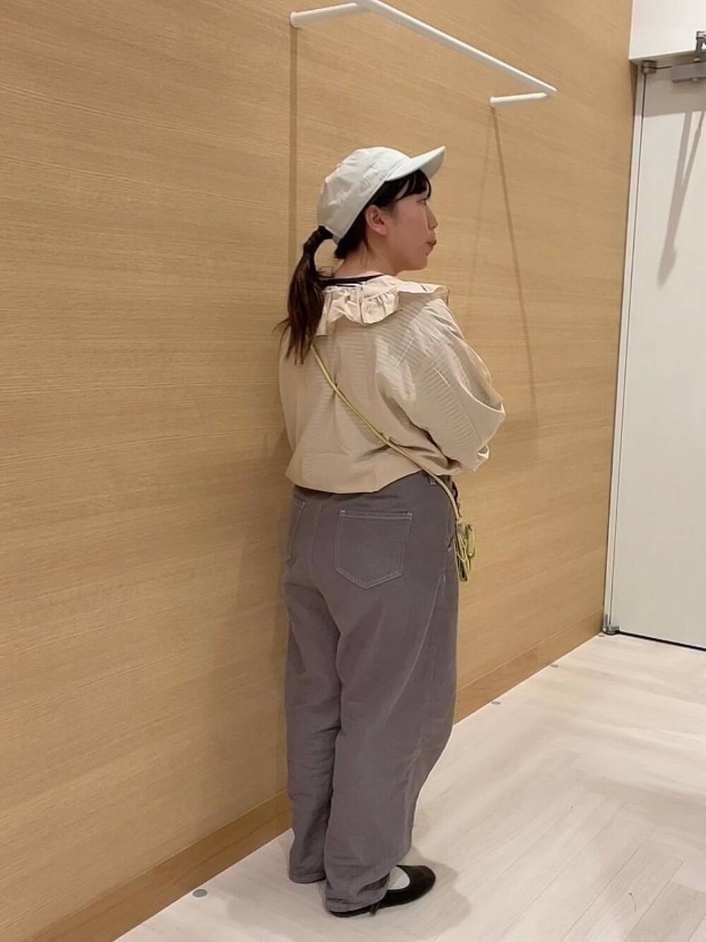 「低身長、カジュアル、ベーシック/シンプル、ブラウス、studio CLIP」｜「studio CLIPの《days》刺繍フリルブラウス（シャツ/ブラウス、ベージュ系）」を使った、み と ず と きさん（レディース・152cm）の冬コーディネートの6枚目の写真