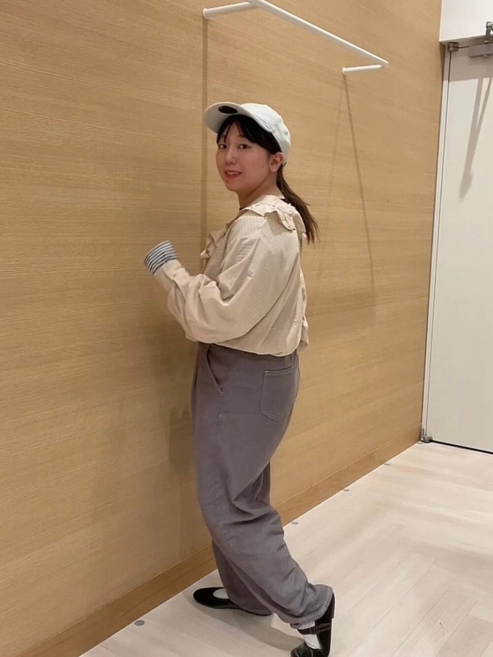 「低身長、カジュアル、ベーシック/シンプル、ブラウス、studio CLIP」｜「studio CLIPの《days》刺繍フリルブラウス（シャツ/ブラウス、ベージュ系）」を使った、み と ず と きさん（レディース・152cm）の冬コーディネートの5枚目の写真