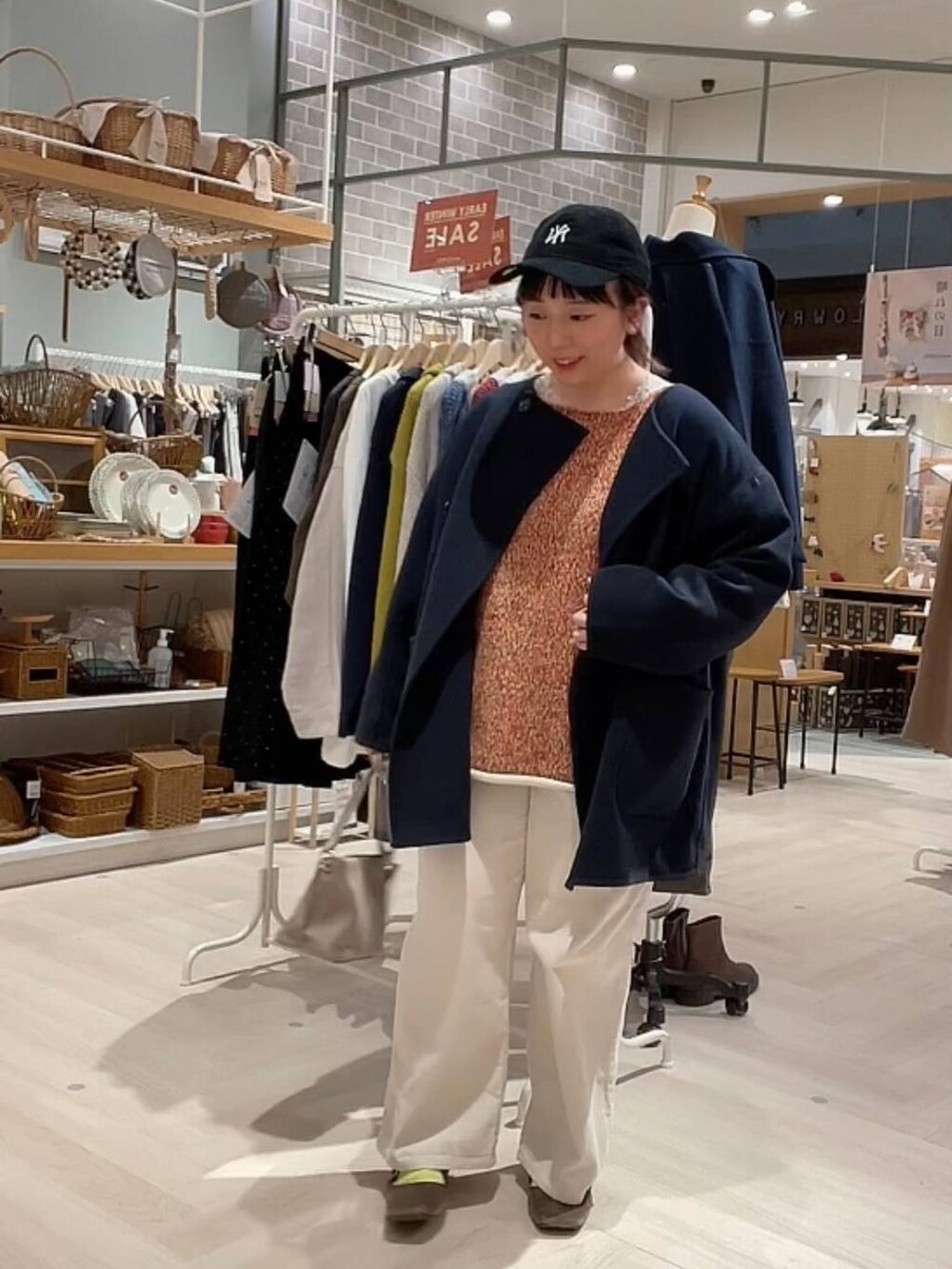 ブルー系のその他アウター、ホワイト系のその他パンツ、グレー系のショルダーバッグを着用したレディースの冬コーディネートの5枚目の写真