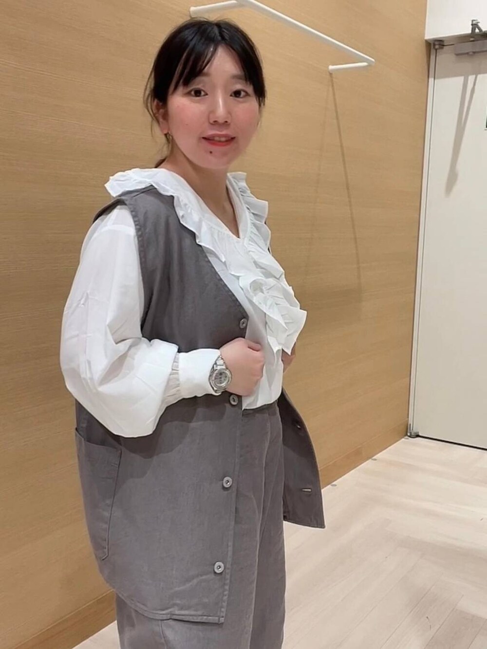 ホワイト系のシャツ/ブラウス、ブラウン系のデニムパンツ、ブラウン系のベストを着用したレディースの冬コーディネートの8枚目の写真