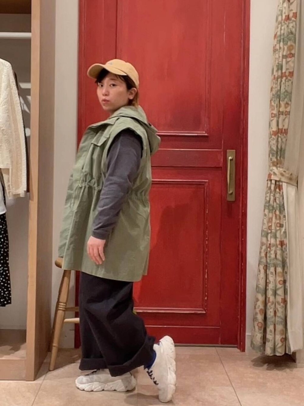 「低身長、カジュアル、ベーシック/シンプル、サロペット、春コーデ、studio CLIP、春色、春アウター、春服みてみて」｜「studio CLIPの【ONKUL掲載商品】デニムオーバーオール[プチ・プラスサイズあり]《CLIP denim》（サロペット/オーバーオール、ブラック系）」を使った、み と ず と きさん（レディース・152cm）の冬コーディネートの3枚目の写真