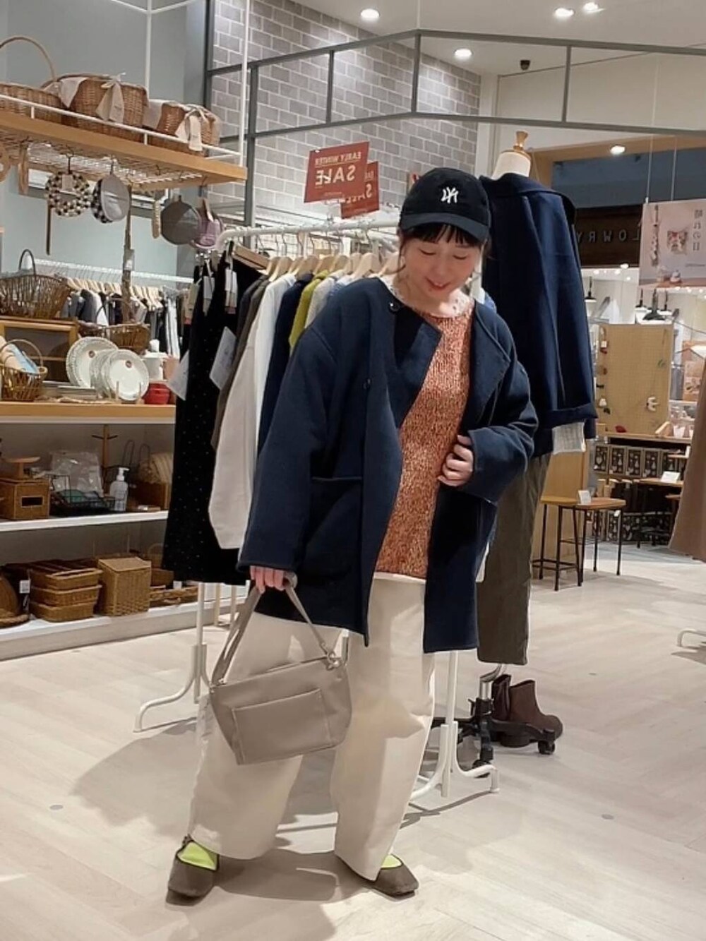 ブルー系のその他アウター、ホワイト系のその他パンツ、グレー系のショルダーバッグを着用したレディースの冬コーディネートの6枚目の写真