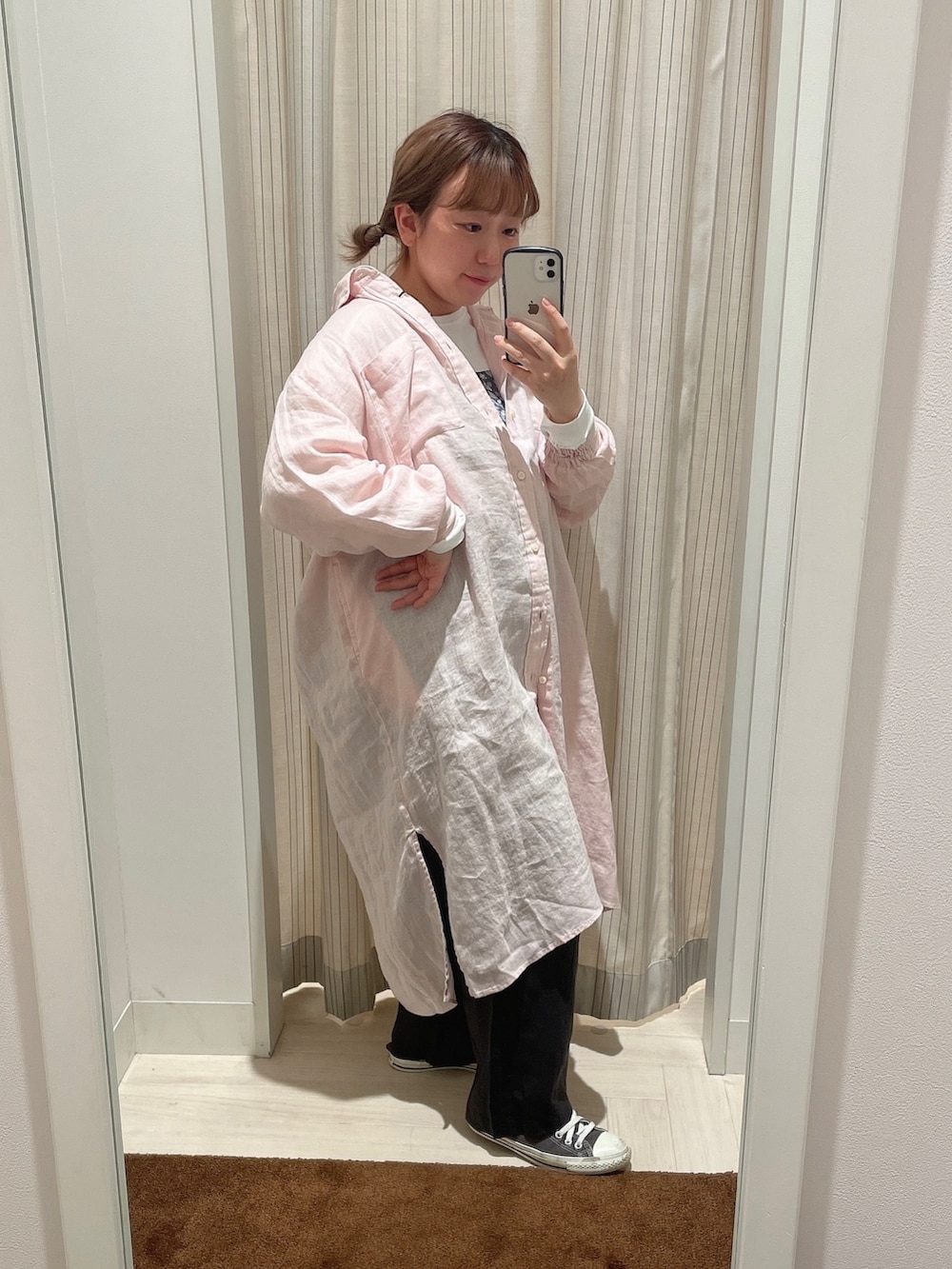 「ピンク、春服みてみて、春コーデ、ロングワンピース、シャツスタイル、春服、パンツスタイル、春夏コーデ、ラフ、ワンピースコーデ、シャツワンピ、スニーカー、低身長、トートバッグ、コンバース」｜「studio CLIPのリネン100カラーシャツワンピース[プチ・プラスサイズあり]（ワンピース、ピンク系）」を使った、み と ず と きさん（レディース・152cm）の春コーディネートの3枚目の写真