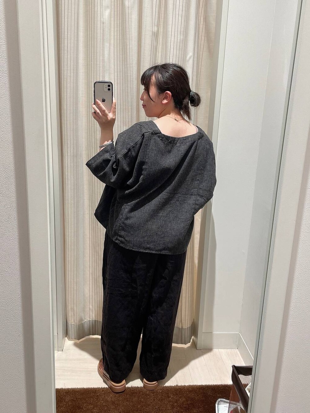 その他のサンダル、ブラウン系のその他パンツ、ブラック系のテーラードジャケットを着用したレディースの秋コーディネートの7枚目の写真