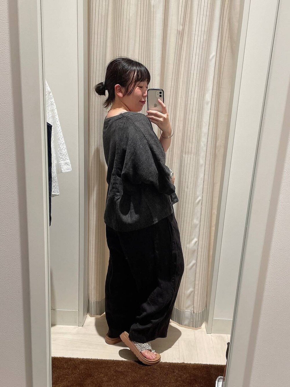 その他のサンダル、ブラウン系のその他パンツ、ブラック系のテーラードジャケットを着用したレディースの秋コーディネートの2枚目の写真