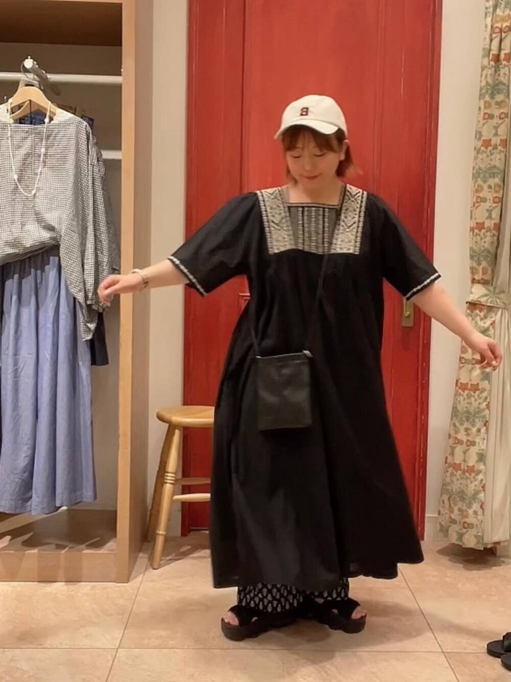 「低身長、カジュアル、ベーシック/シンプル、ワンピース、studio CLIP」｜「studio CLIPの刺繍切り替えワンピース（ワンピース、ブラック系）」を使った、み と ず と きさん（レディース・152cm）の夏コーディネートの3枚目の写真