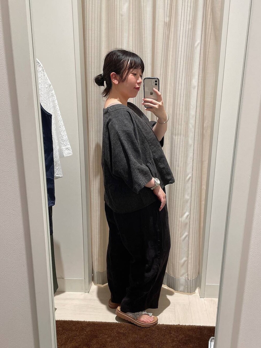 その他のサンダル、ブラウン系のその他パンツ、ブラック系のテーラードジャケットを着用したレディースの秋コーディネートの5枚目の写真