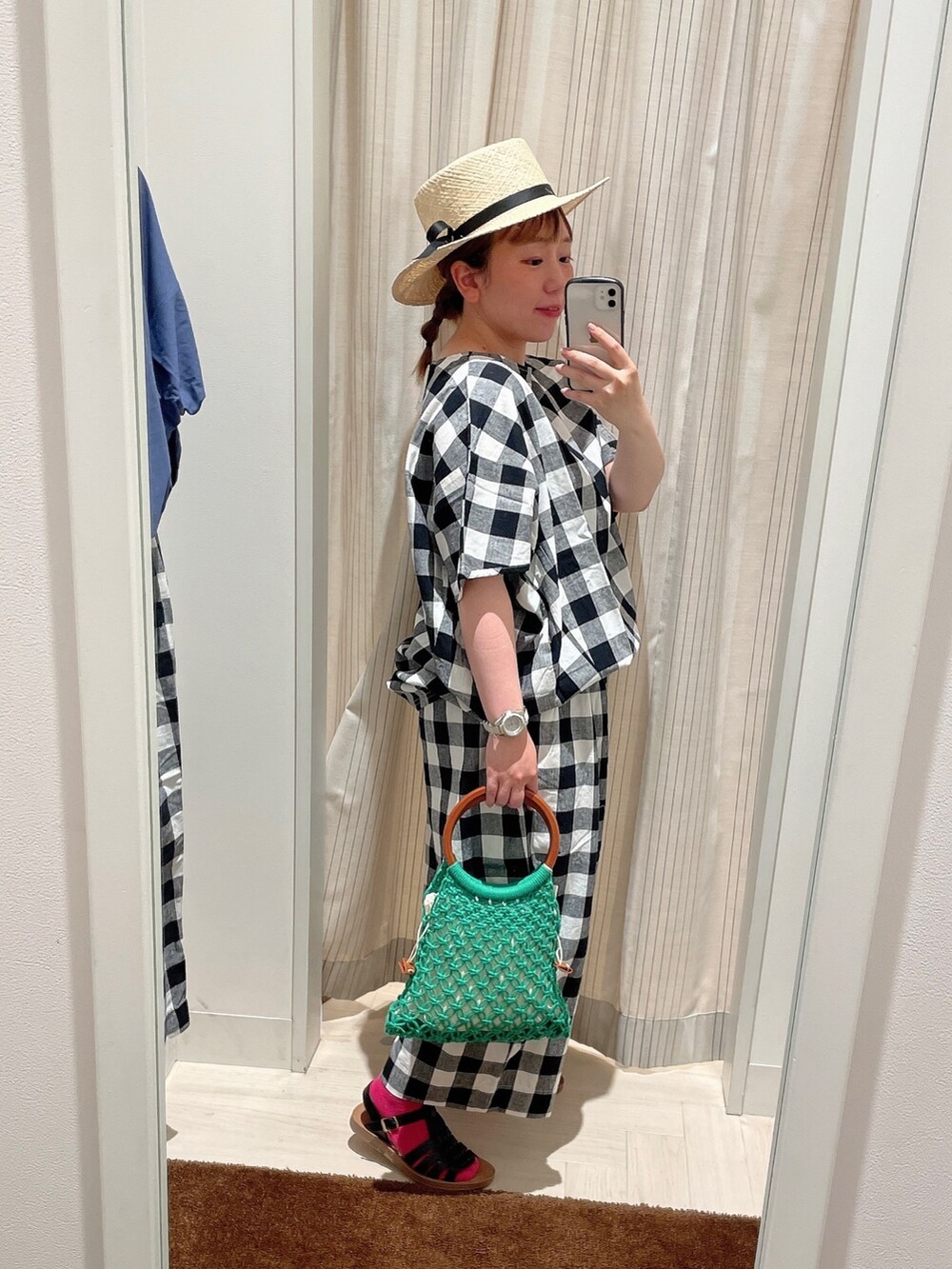 その他のシャツ/ブラウス、その他のその他パンツ、グリーン系のトートバッグを着用したレディースの春コーディネートの2枚目の写真