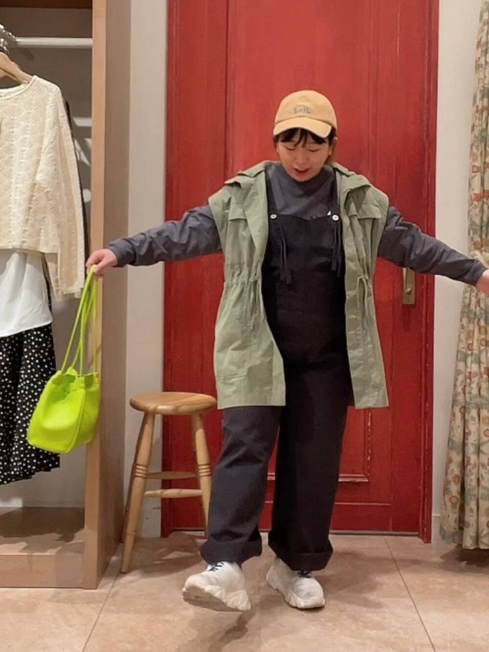「低身長、カジュアル、ベーシック/シンプル、サロペット、春コーデ、studio CLIP、春色、春アウター、春服みてみて」｜「studio CLIPの【ONKUL掲載商品】デニムオーバーオール[プチ・プラスサイズあり]《CLIP denim》（サロペット/オーバーオール、ブラック系）」を使った、み と ず と きさん（レディース・152cm）の冬コーディネートの8枚目の写真