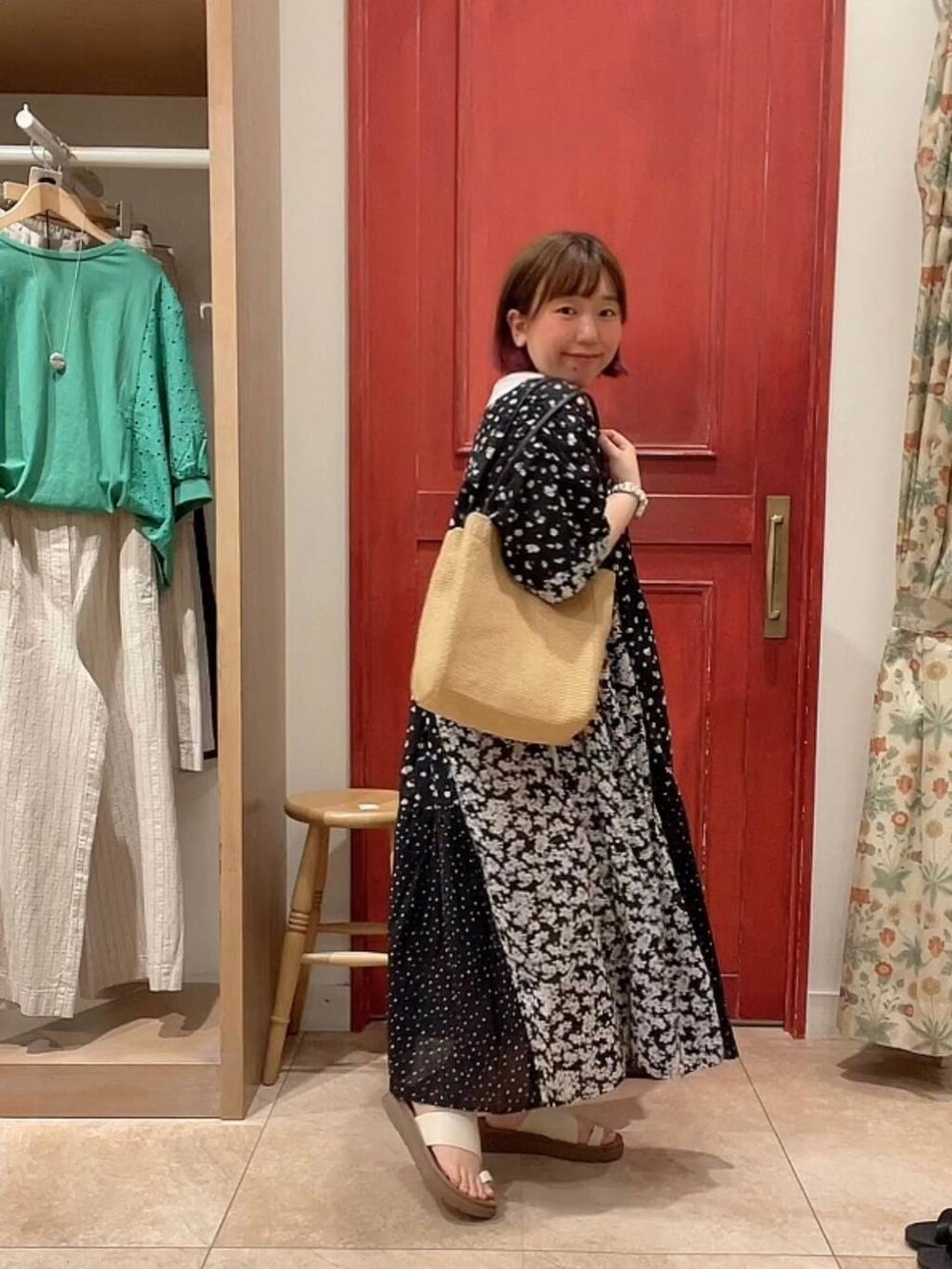 「低身長、カジュアル、ベーシック/シンプル、ワンピース、コスメ、studio CLIP、おでかけ、おうち時間」｜「studio CLIPの軽らくトングサンダル（サンダル、ホワイト系）」を使った、み と ず と きさん（レディース・152cm）の夏コーディネートの2枚目の写真
