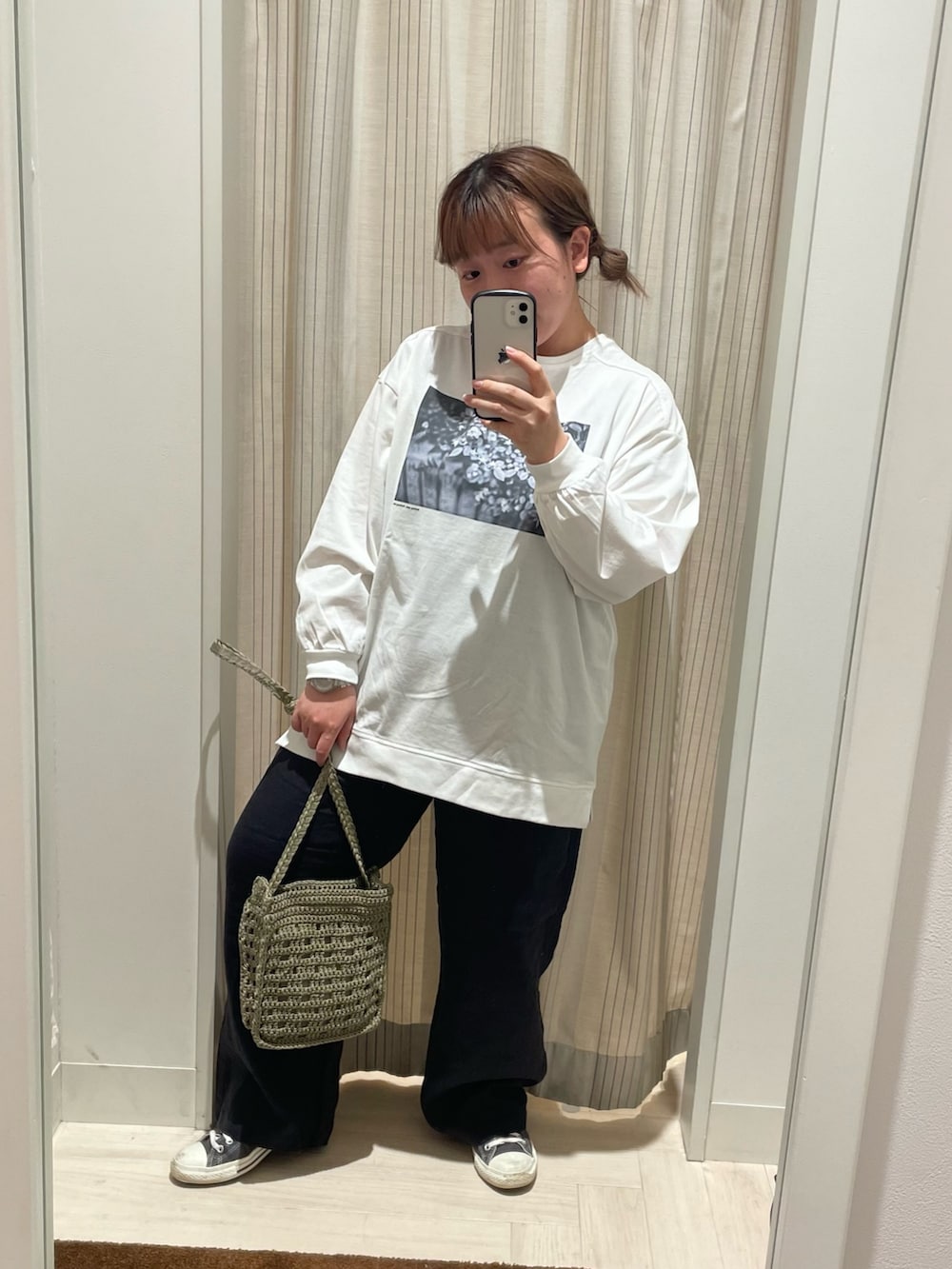 「ピンク、春服みてみて、春コーデ、ロングワンピース、シャツスタイル、春服、パンツスタイル、春夏コーデ、ラフ、ワンピースコーデ、シャツワンピ、スニーカー、低身長、トートバッグ、コンバース」｜「studio CLIPのリネン100カラーシャツワンピース[プチ・プラスサイズあり]（ワンピース、ピンク系）」を使った、み と ず と きさん（レディース・152cm）の春コーディネートの7枚目の写真