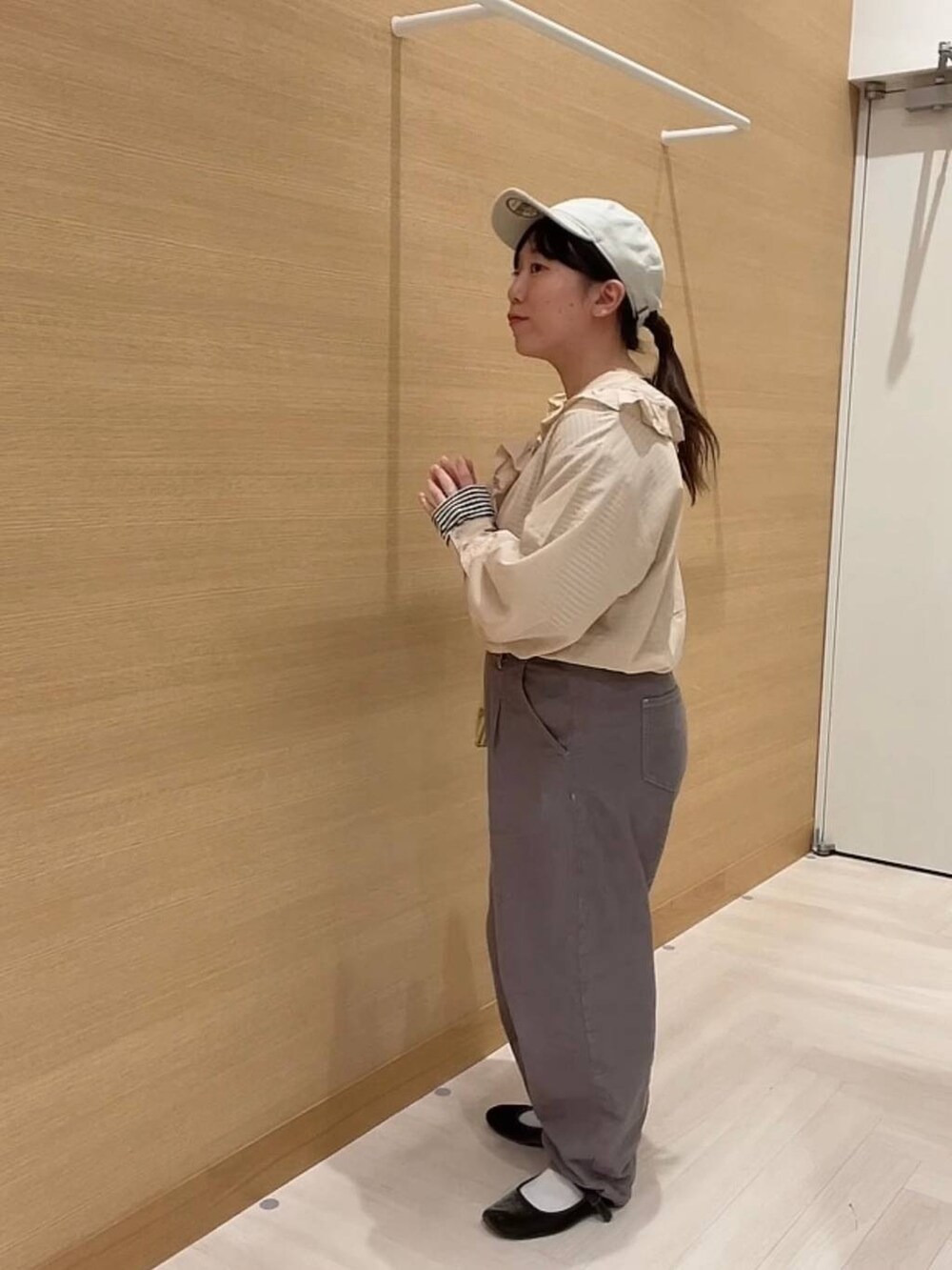 「低身長、カジュアル、ベーシック/シンプル、ブラウス、studio CLIP」｜「studio CLIPの《days》刺繍フリルブラウス（シャツ/ブラウス、ベージュ系）」を使った、み と ず と きさん（レディース・152cm）の冬コーディネートの3枚目の写真