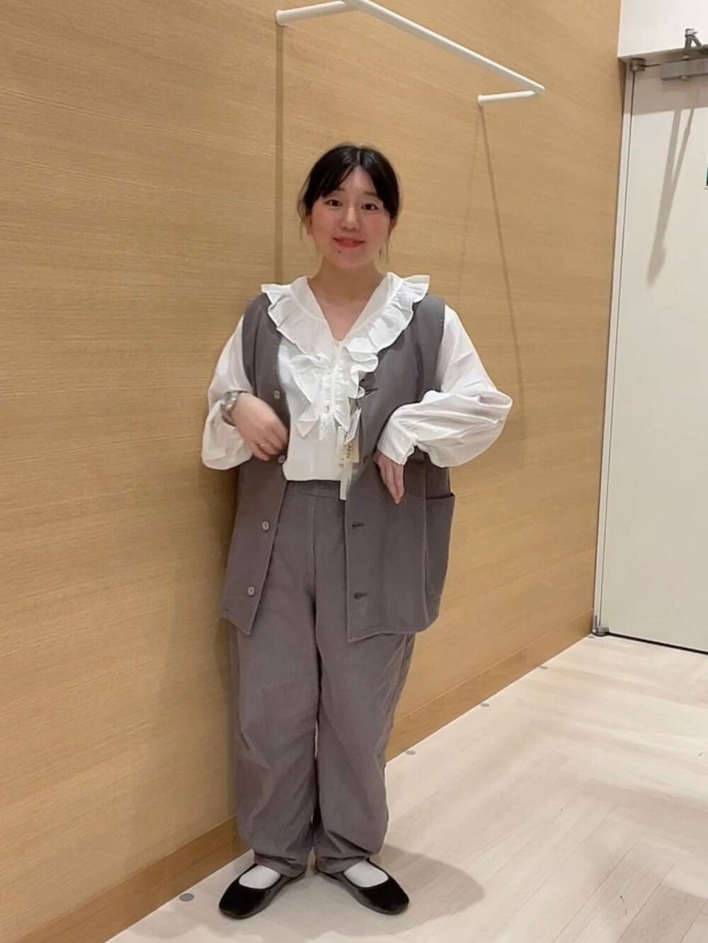 ホワイト系のシャツ/ブラウス、ブラウン系のデニムパンツ、ブラウン系のベストを着用したレディースの冬コーディネートの7枚目の写真