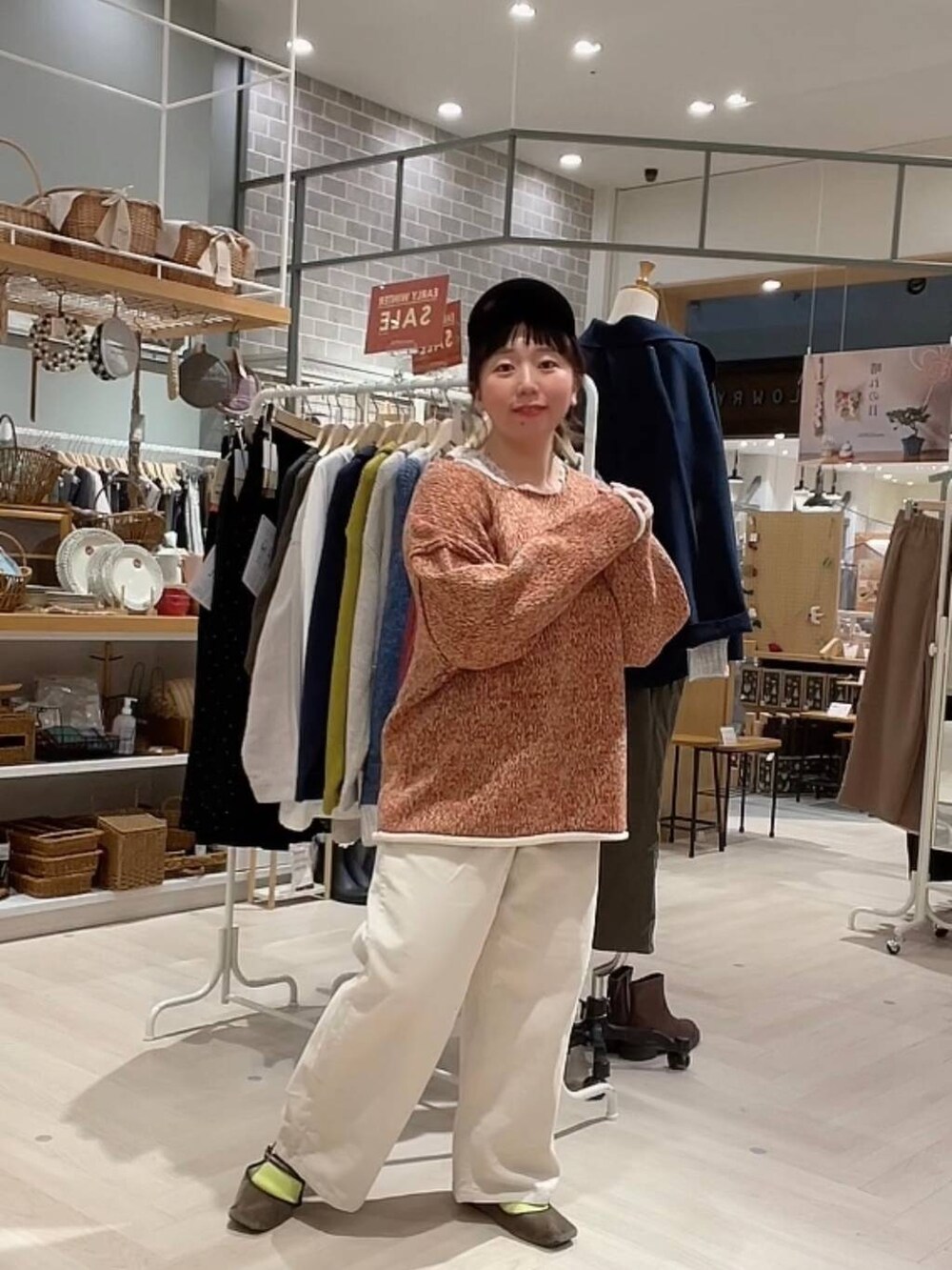 ブルー系のその他アウター、ホワイト系のその他パンツ、グレー系のショルダーバッグを着用したレディースの冬コーディネートの9枚目の写真