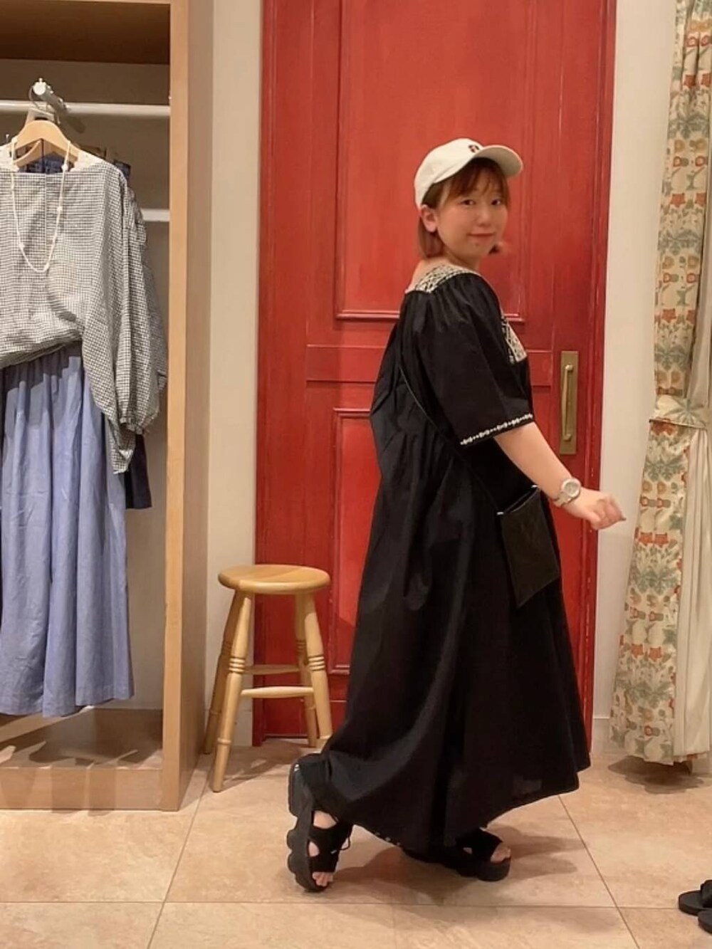 「低身長、カジュアル、ベーシック/シンプル、ワンピース、studio CLIP」｜「studio CLIPの刺繍切り替えワンピース（ワンピース、ブラック系）」を使った、み と ず と きさん（レディース・152cm）の夏コーディネートの4枚目の写真