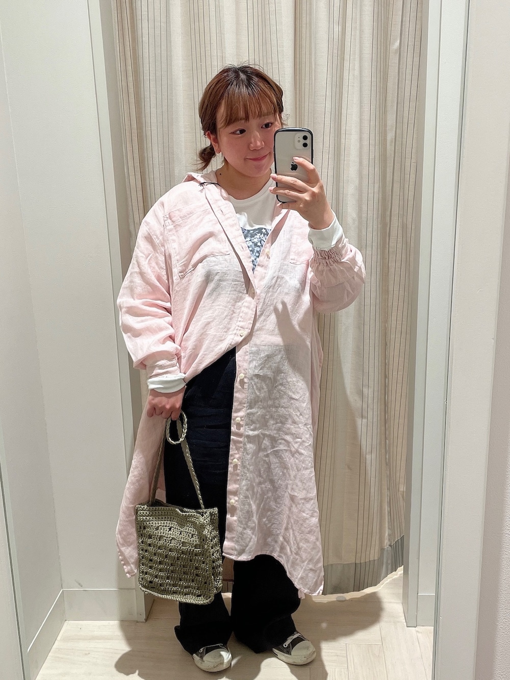 「ピンク、春服みてみて、春コーデ、ロングワンピース、シャツスタイル、春服、パンツスタイル、春夏コーデ、ラフ、ワンピースコーデ、シャツワンピ、スニーカー、低身長、トートバッグ、コンバース」｜「studio CLIPのリネン100カラーシャツワンピース[プチ・プラスサイズあり]（ワンピース、ピンク系）」を使った、み と ず と きさん（レディース・152cm）の春コーディネートの2枚目の写真