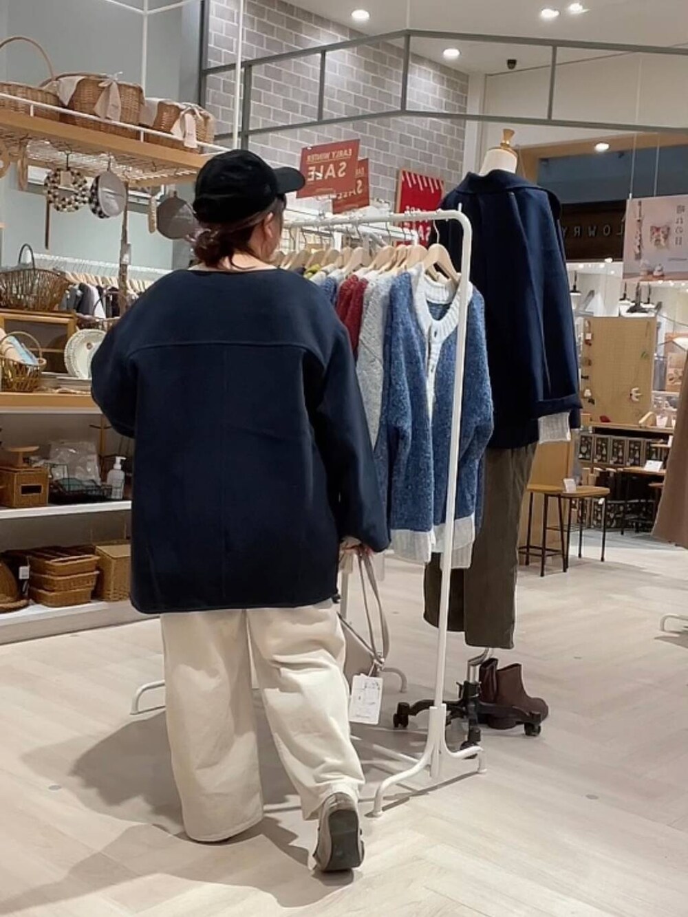ブルー系のその他アウター、ホワイト系のその他パンツ、グレー系のショルダーバッグを着用したレディースの冬コーディネートの7枚目の写真