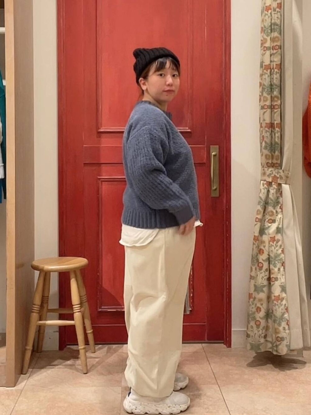 その他のショルダーバッグ、ホワイト系のTシャツ/カットソー、ベージュ系のその他パンツを着用したレディースの冬コーディネートの4枚目の写真