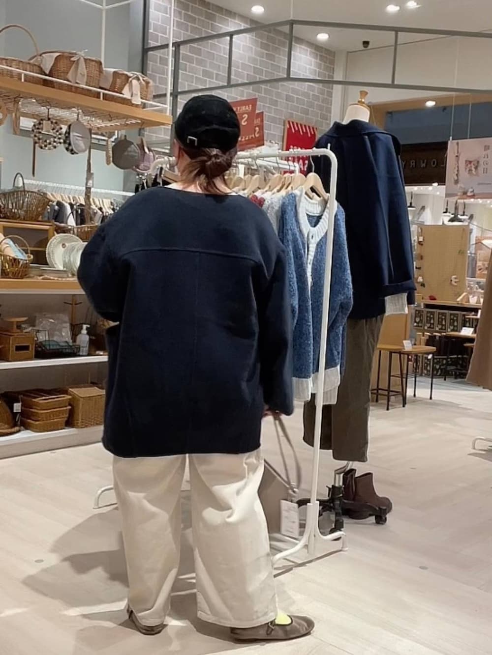 ブルー系のその他アウター、ホワイト系のその他パンツ、グレー系のショルダーバッグを着用したレディースの冬コーディネートの4枚目の写真