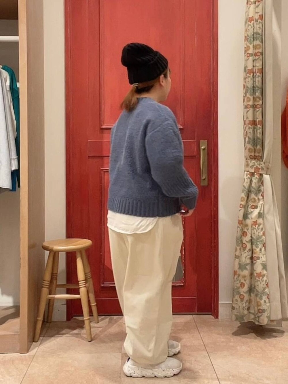 その他のショルダーバッグ、ホワイト系のTシャツ/カットソー、ベージュ系のその他パンツを着用したレディースの冬コーディネートの3枚目の写真