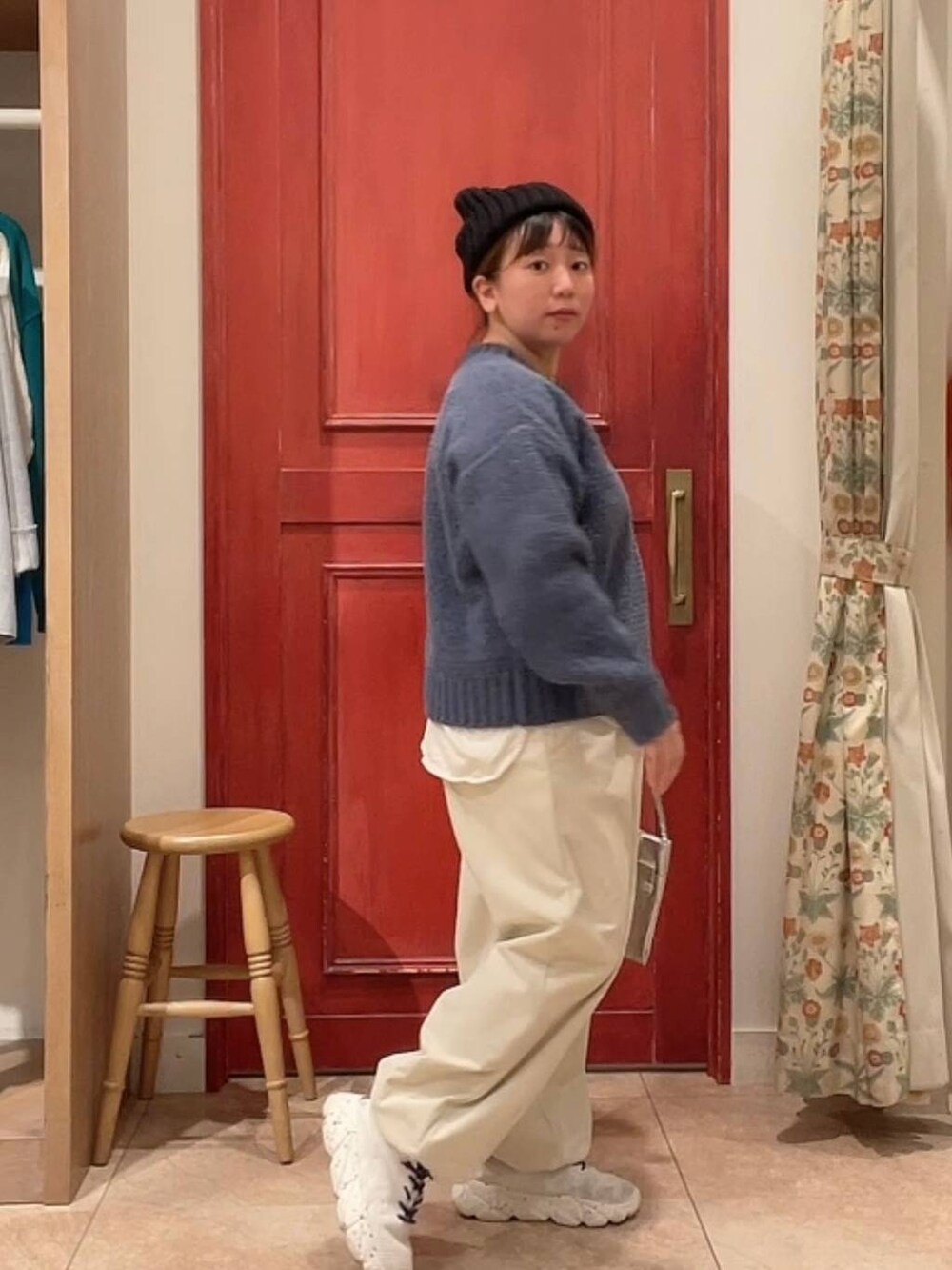 その他のショルダーバッグ、ホワイト系のTシャツ/カットソー、ベージュ系のその他パンツを着用したレディースの冬コーディネートの5枚目の写真