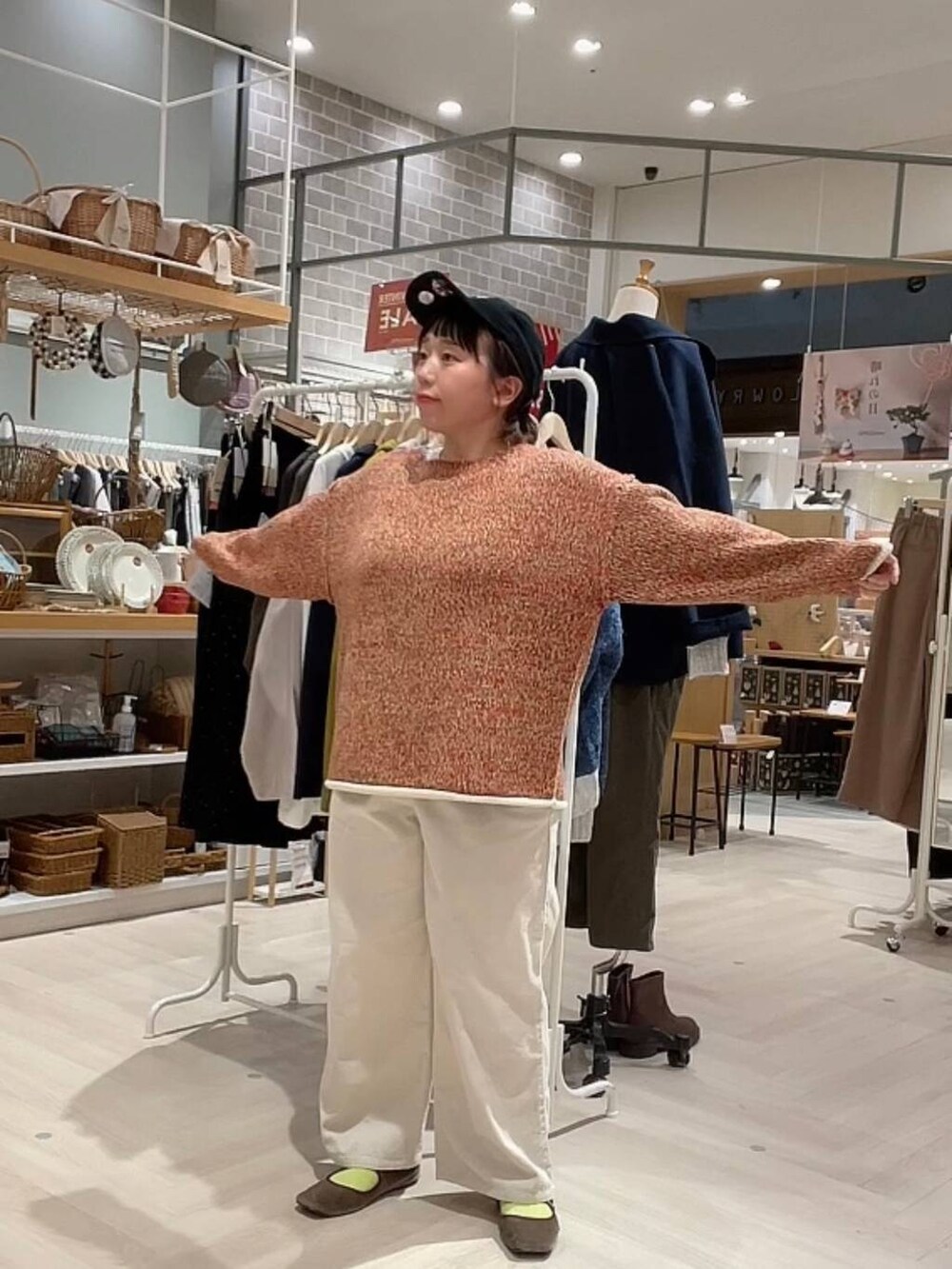 ブルー系のその他アウター、ホワイト系のその他パンツ、グレー系のショルダーバッグを着用したレディースの冬コーディネートの8枚目の写真