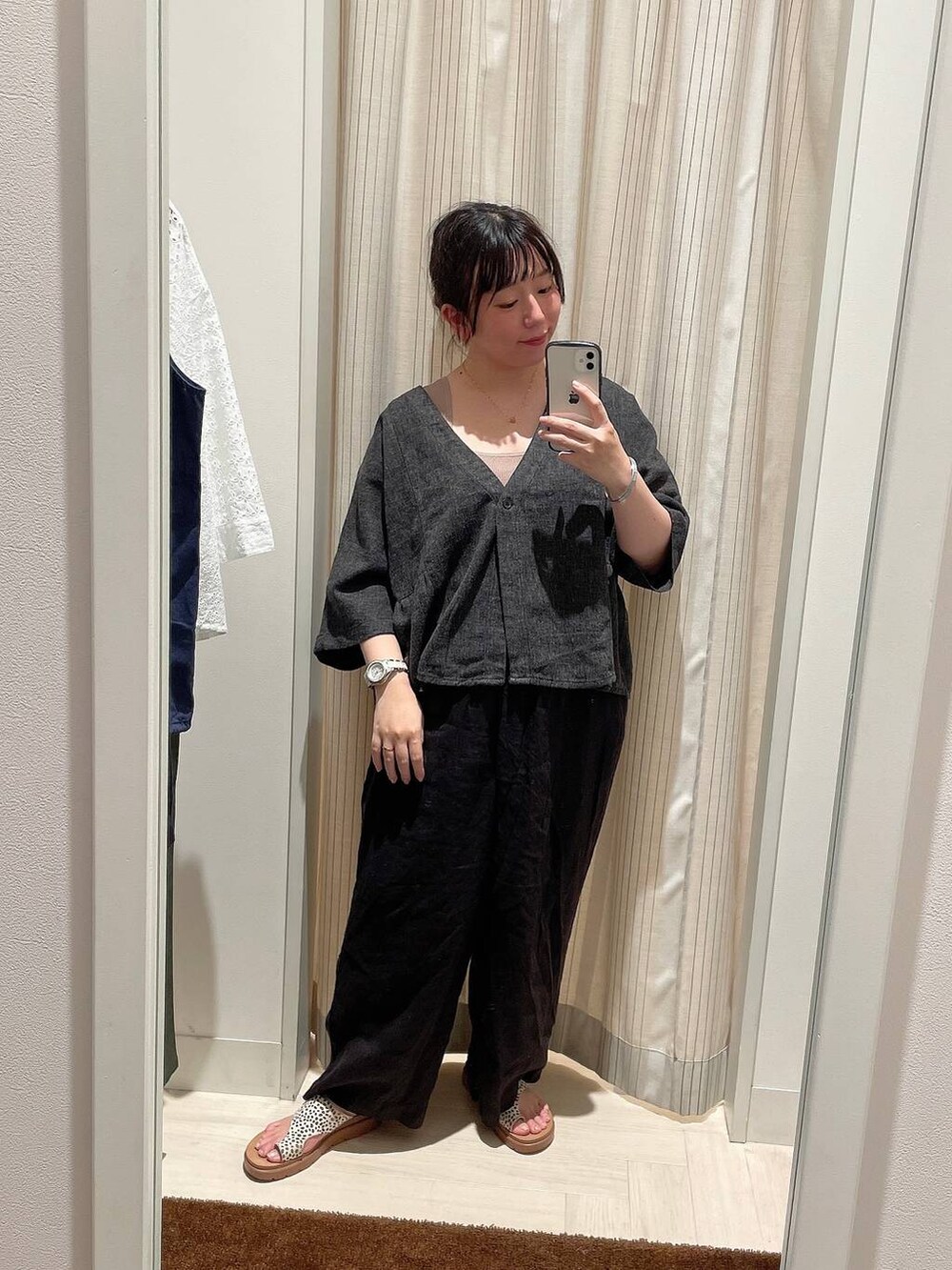 その他のサンダル、ブラウン系のその他パンツ、ブラック系のテーラードジャケットを着用したレディースの秋コーディネートの4枚目の写真
