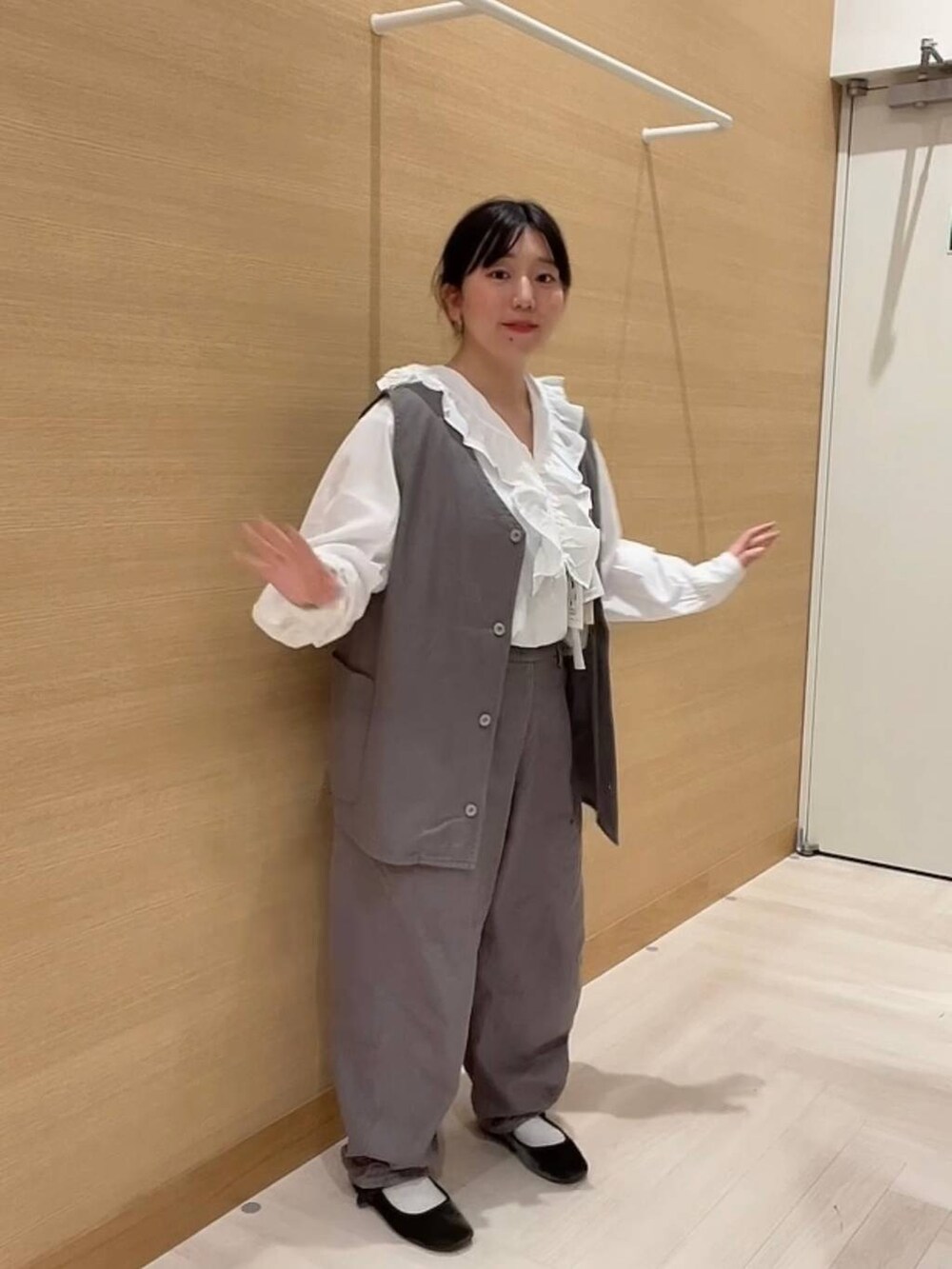 ホワイト系のシャツ/ブラウス、ブラウン系のデニムパンツ、ブラウン系のベストを着用したレディースの冬コーディネートの4枚目の写真