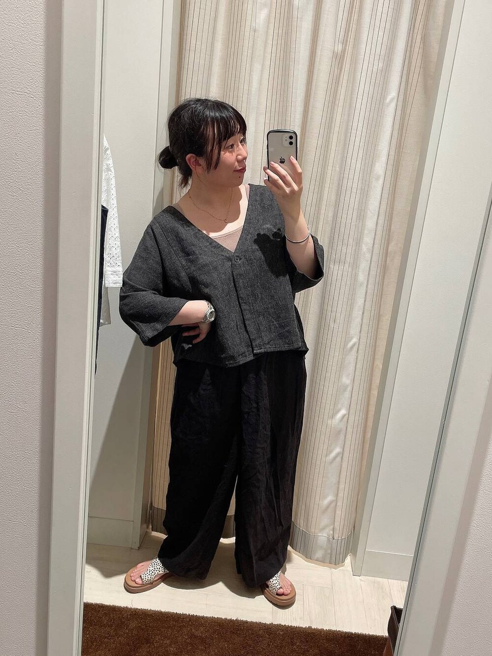 その他のサンダル、ブラウン系のその他パンツ、ブラック系のテーラードジャケットを着用したレディースの秋コーディネートの6枚目の写真